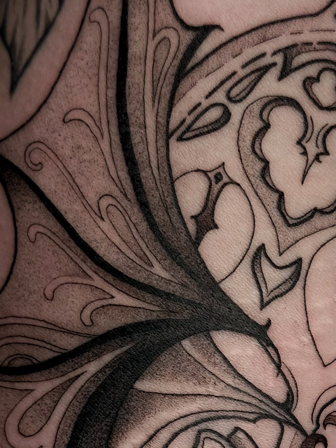 Abstract floral design black and grey tattoo by 𝔐𝔦𝔠𝔥𝔢𝔩𝔩𝔢𝔫 🦇