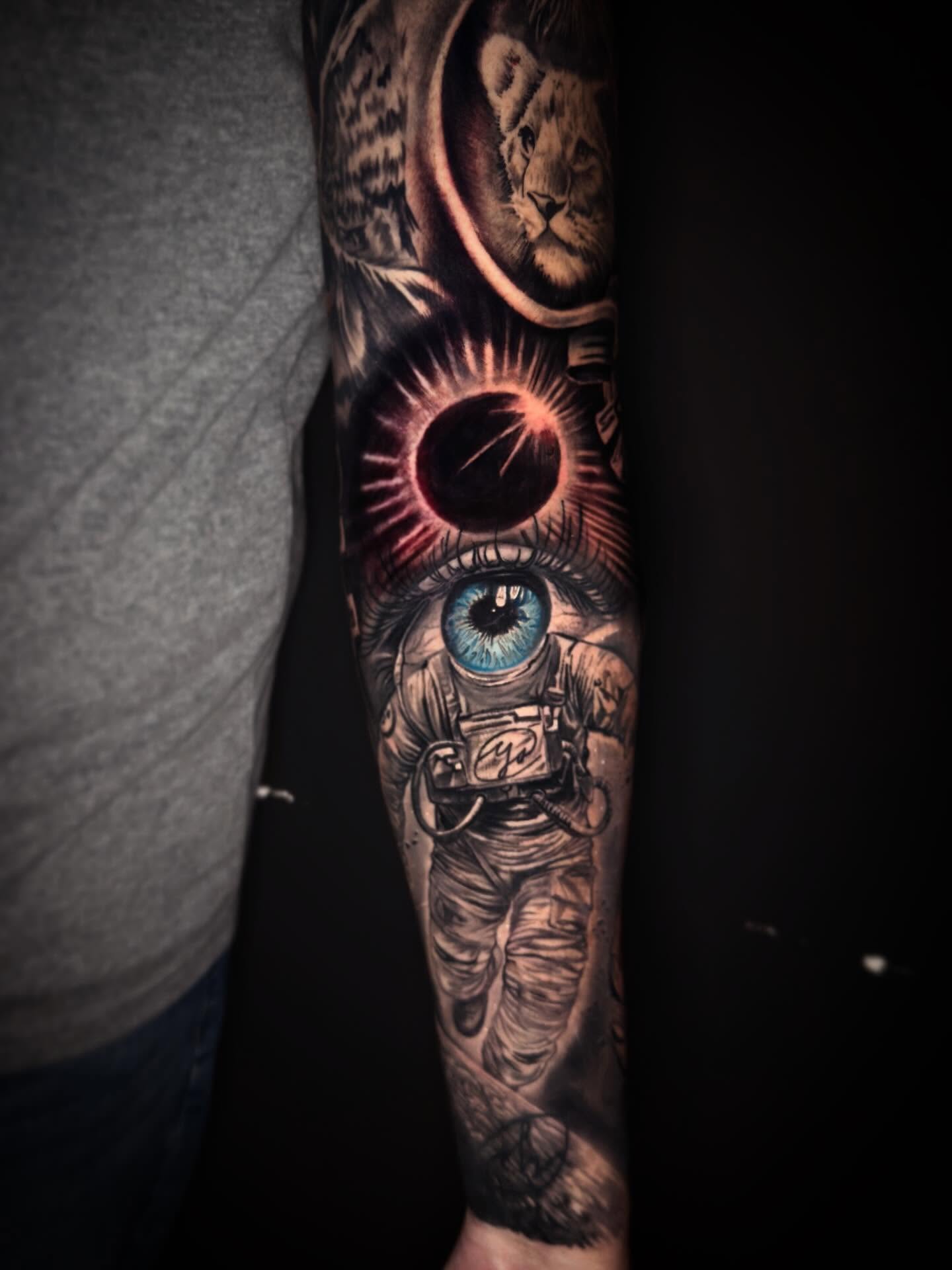 Eye with mechanical elements realism tattoo on the forearm by Eric Zuluaga