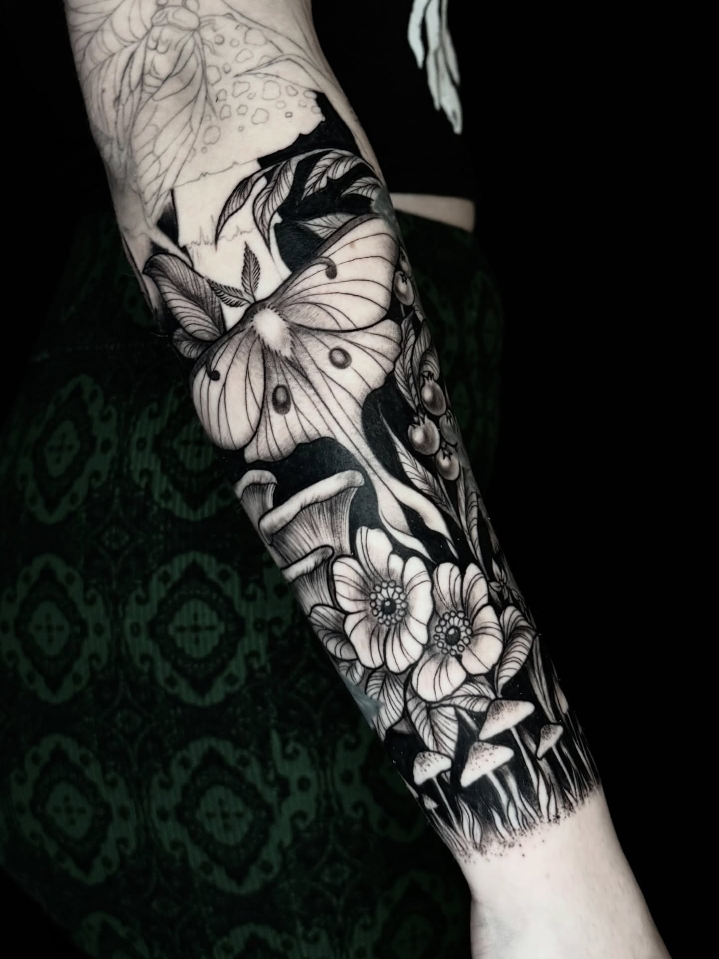 Butterfly and flowers realism tattoo on the forearm by ⋆。˚⭒♡ 𝕰𝖑𝖊𝖓𝖆 𝕽𝖎𝖛𝖊𝖗𝖆 ♡⭒˚。⋆