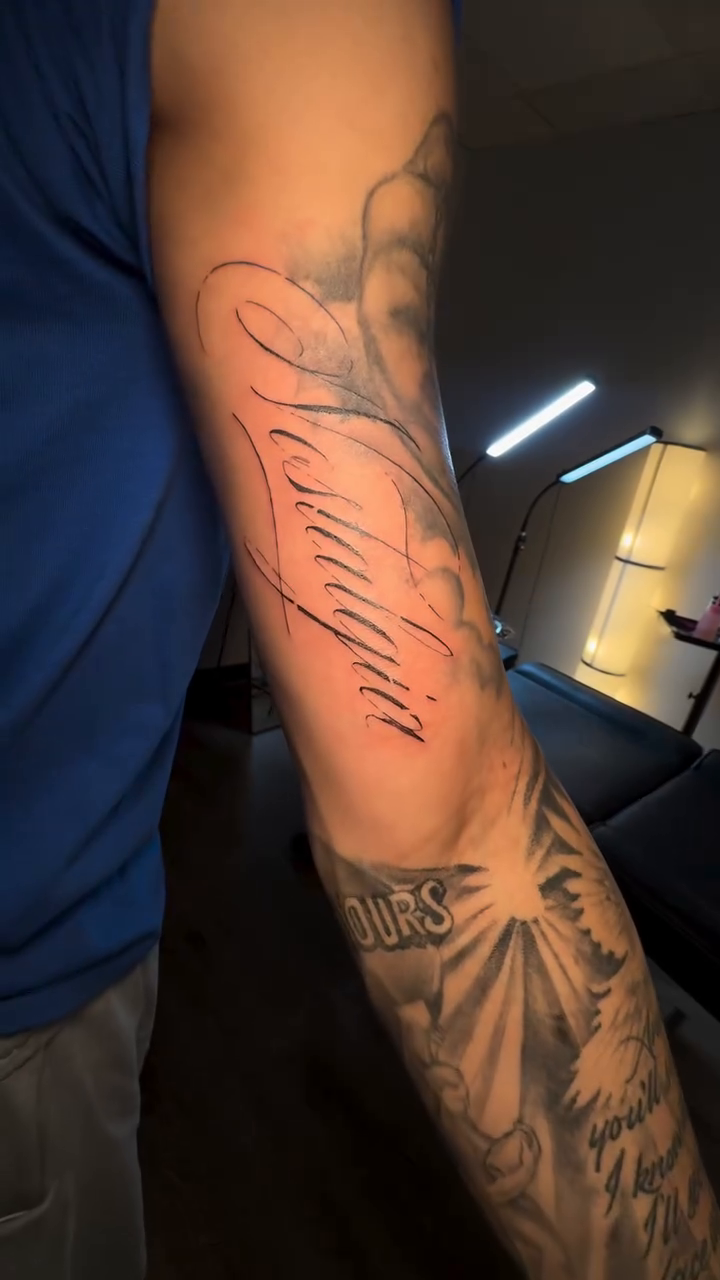 Nostalgia lettering tattoo on the upper arm by Barbie Mari ๐
โญ๏ธ