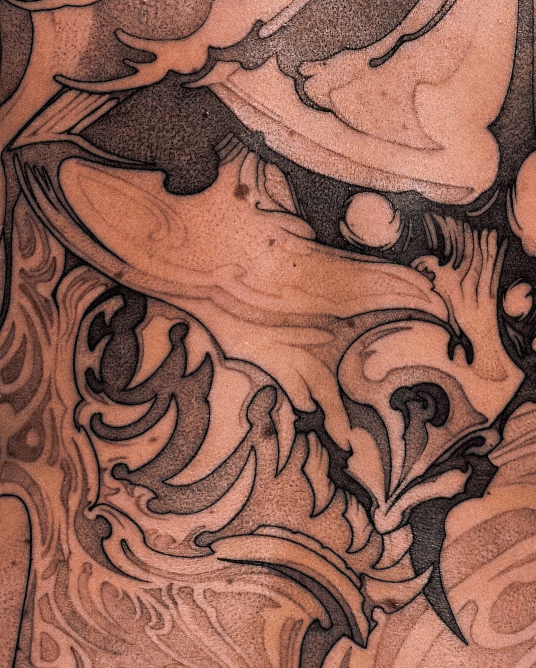 Abstract swirls dotwork tattoo on the torso by 𝔍𝔞𝔯𝔢𝔡 𝔞𝔩𝔩𝔢𝔫