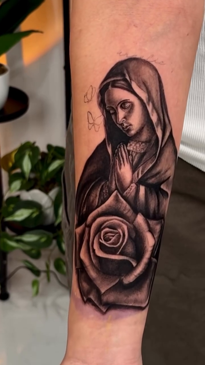 Virgin Mary and rose realism tattoo by ♍️𝒾𝒸𝒽𝑒𝓁𝓁𝑒⁺‧₊˚ ཐི⋆♱⋆ཋྀ ˚₊‧⁺, Charlotte, North Carolina