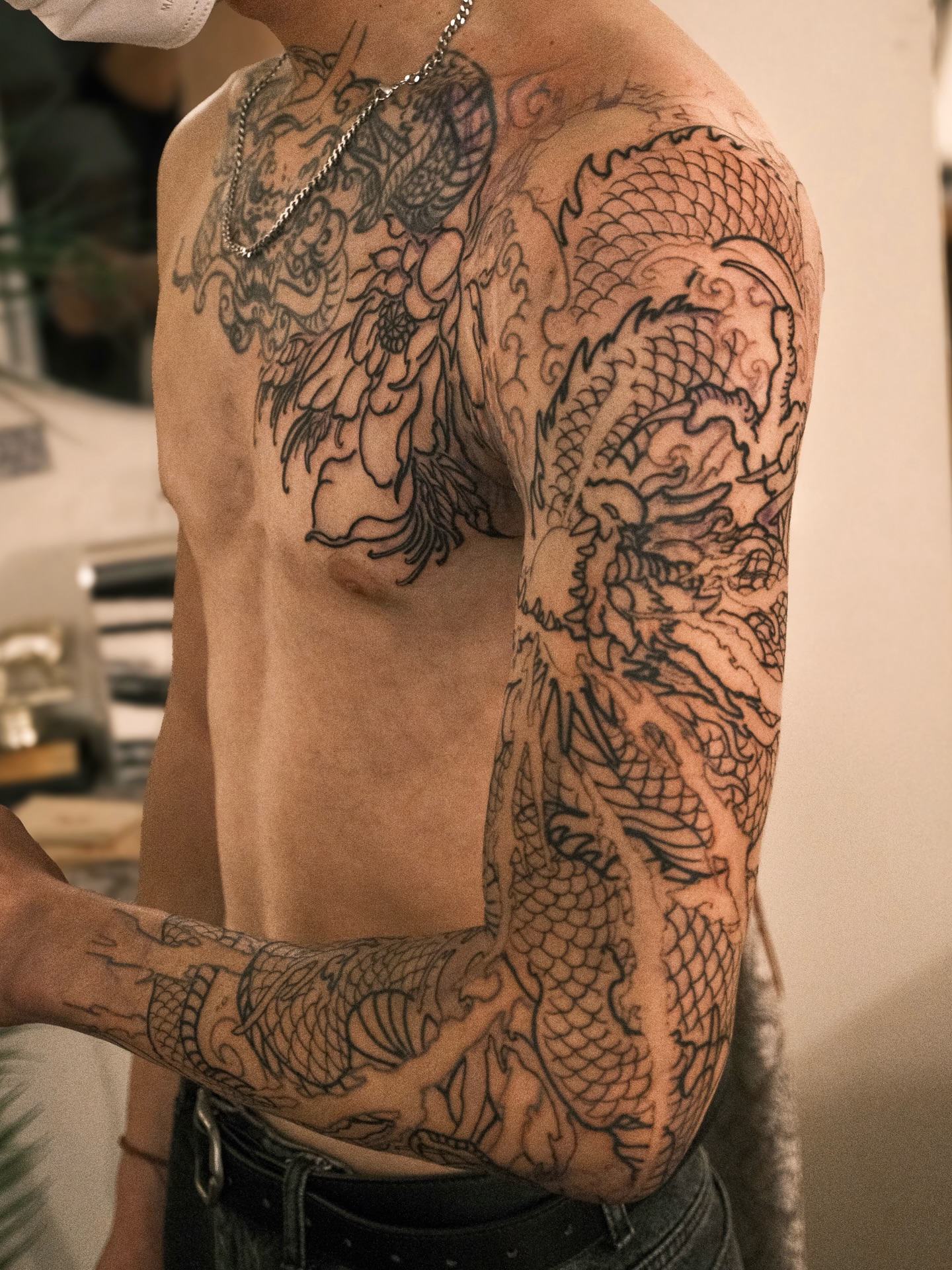 Dragon and floral japanese irezumi tattoo on the upper arm by Kubo