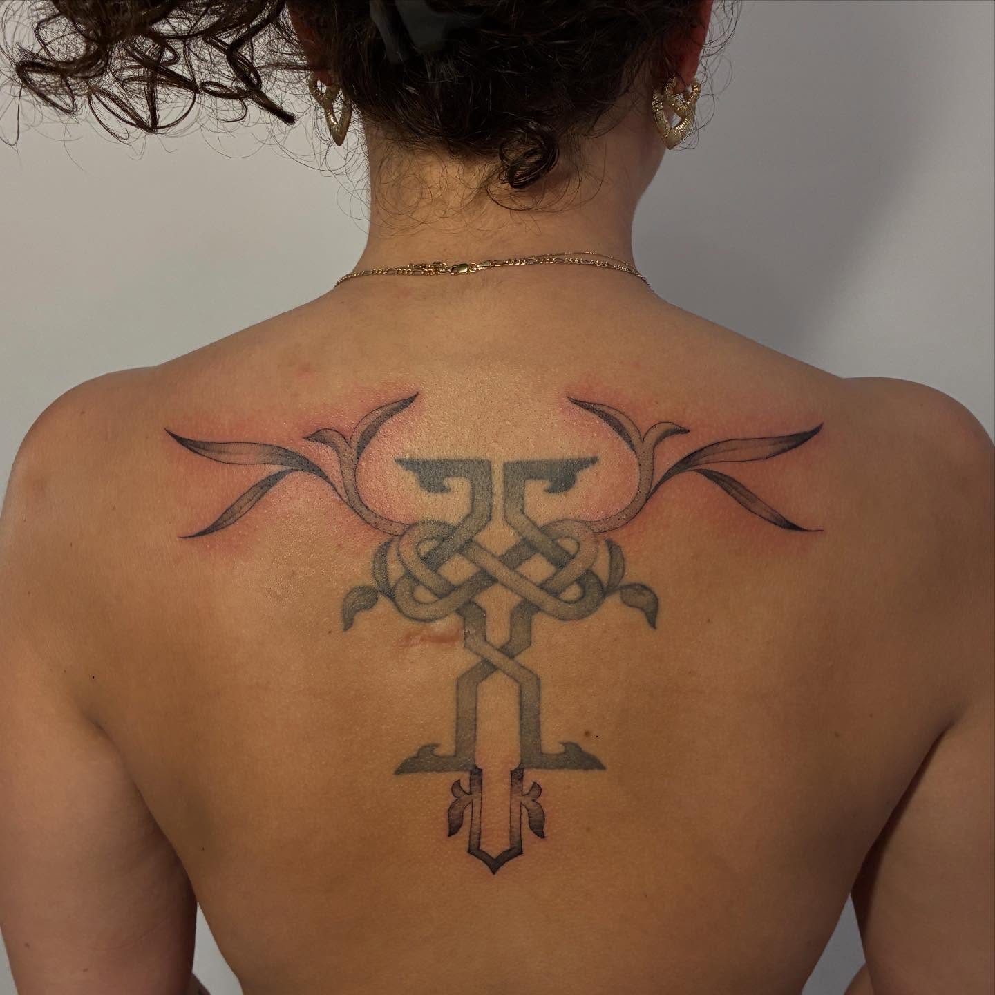 Knotwork black and grey tattoo on the back by Shamalee Delacruz✨