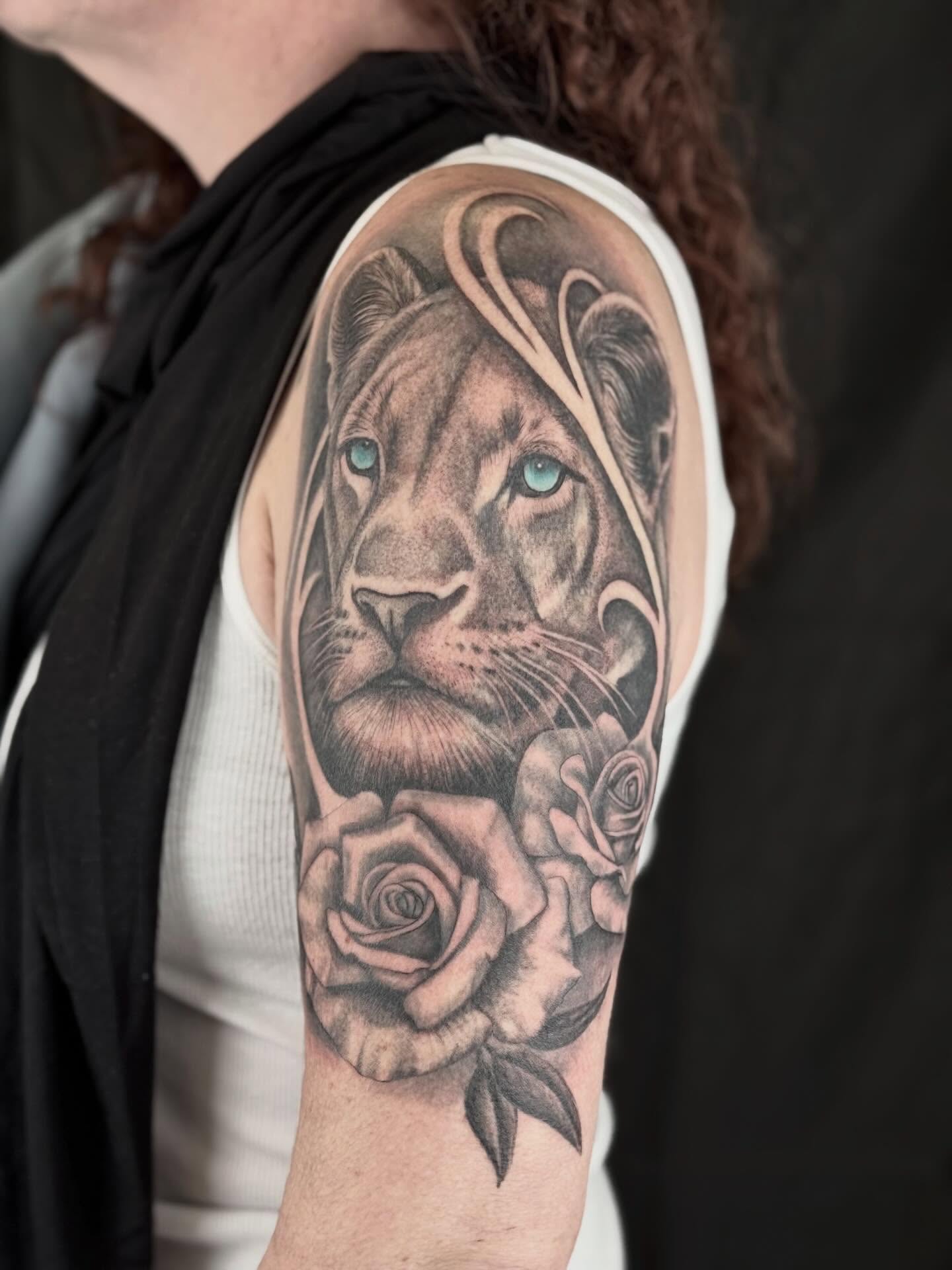 Lion and roses realism tattoo on the shoulder by @carissaetattoos