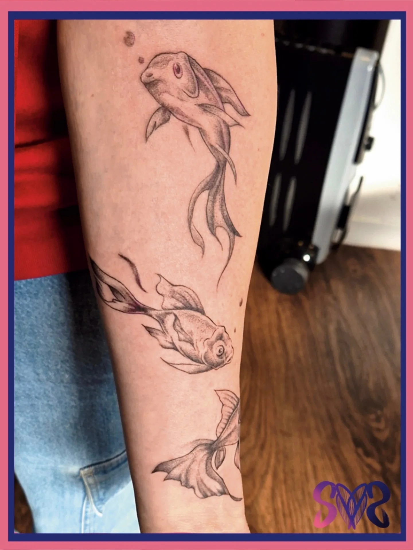Goldfish black and grey tattoo on the forearm by Sooz, Tours, Centre-Val de Loire