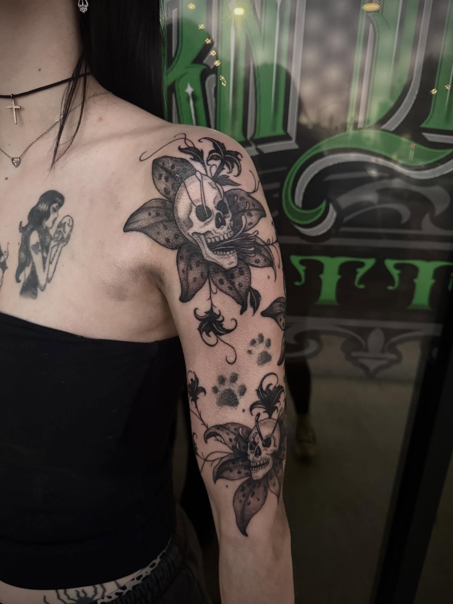 Skull and leaves black and grey tattoo on the forearm by Jianna