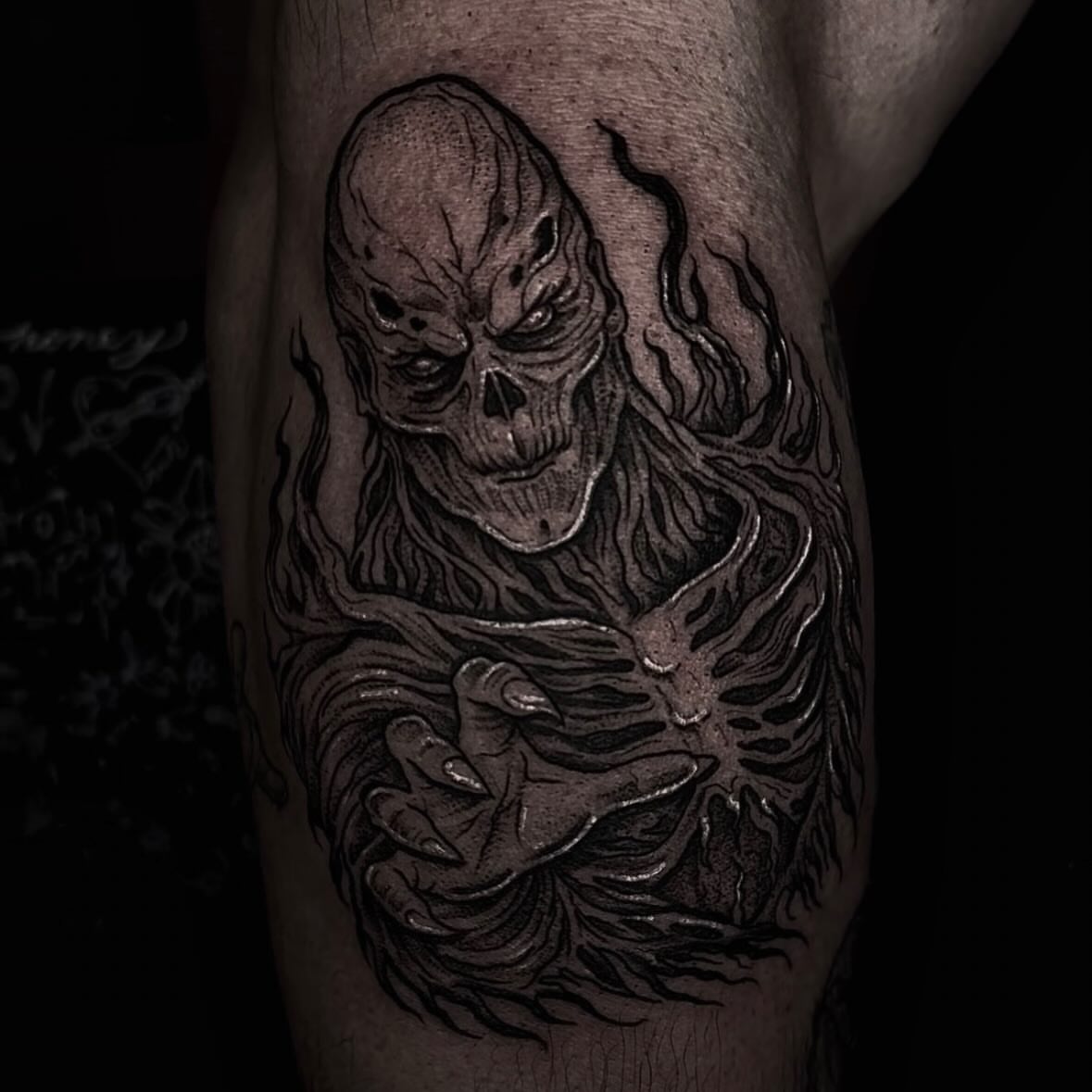 Ghostly skull dark realism tattoo on the thigh by ๐ถ๐๐๐๐ ๐ฝ๐๐๐๐๐