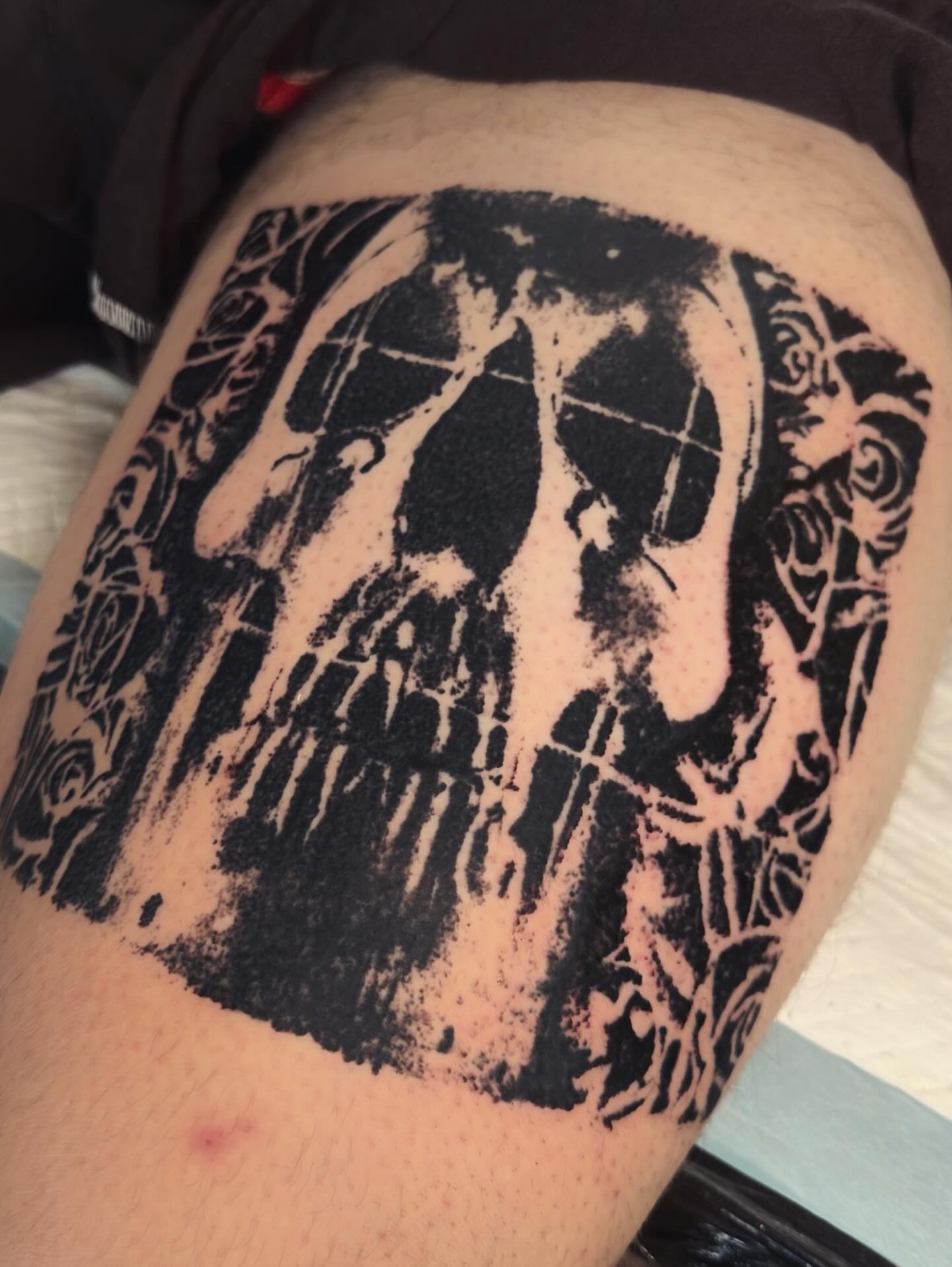 Skull black and grey tattoo on the thigh by Italo Holie