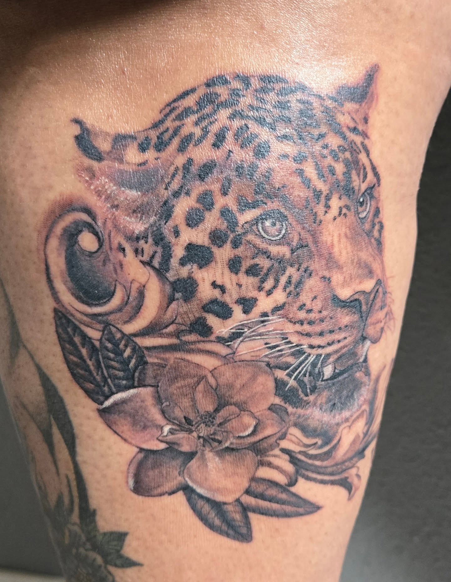 Jaguar and flower realism tattoo on the thigh by Jose G. Rubio Tattoo Artist πΊπ²ππ¨π¦