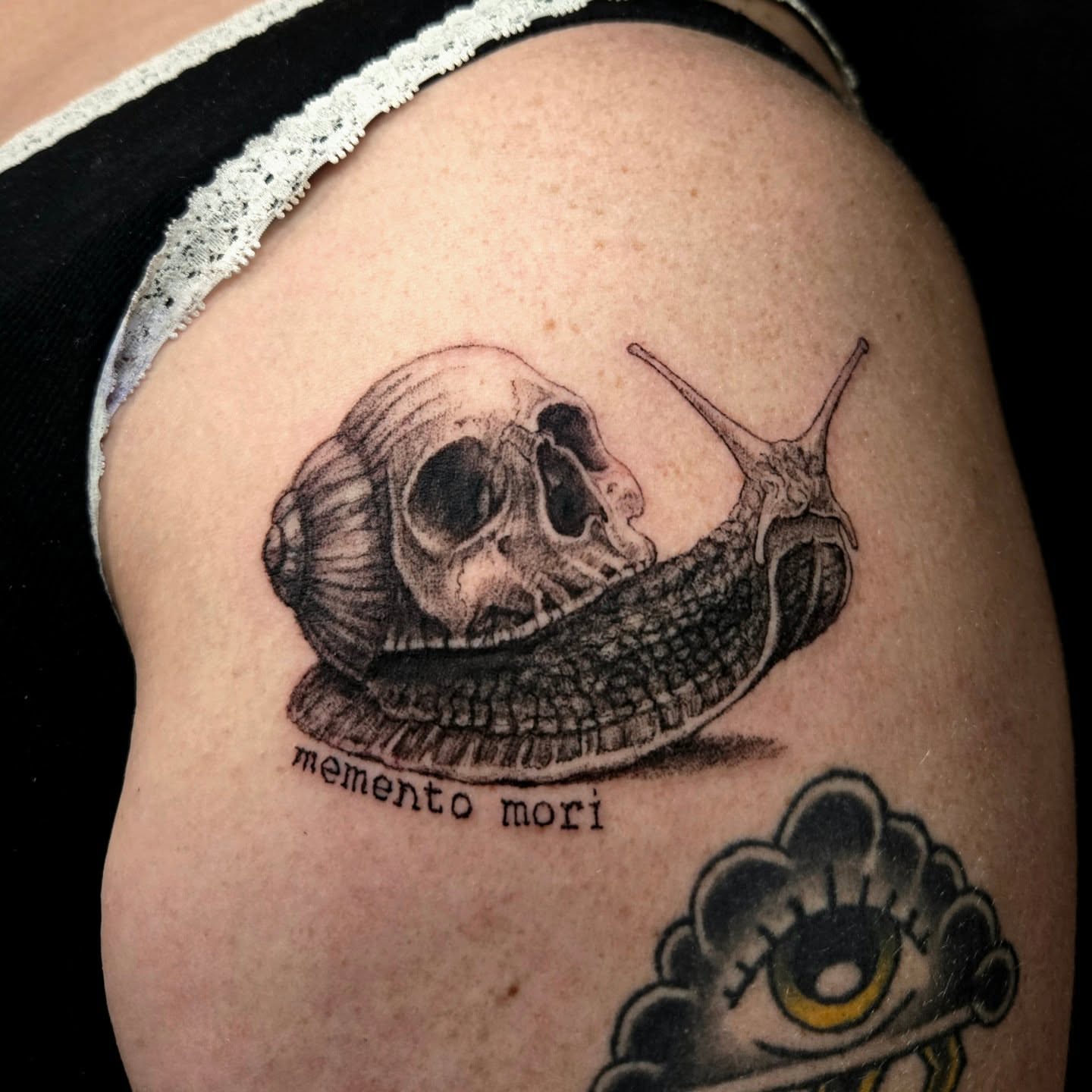 Snail and skull realism tattoo on the thigh by Perry
