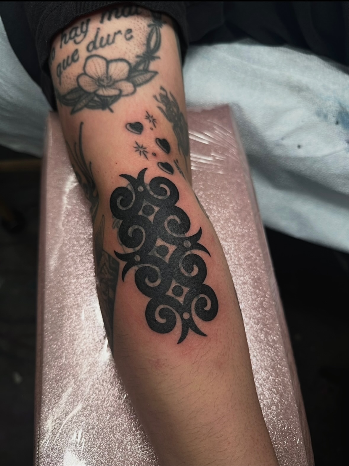 Scrollwork tribal tattoo on the forearm by ๐๐๐๐๐๐ผ๐ ๐๐ผ๐๐๐๐