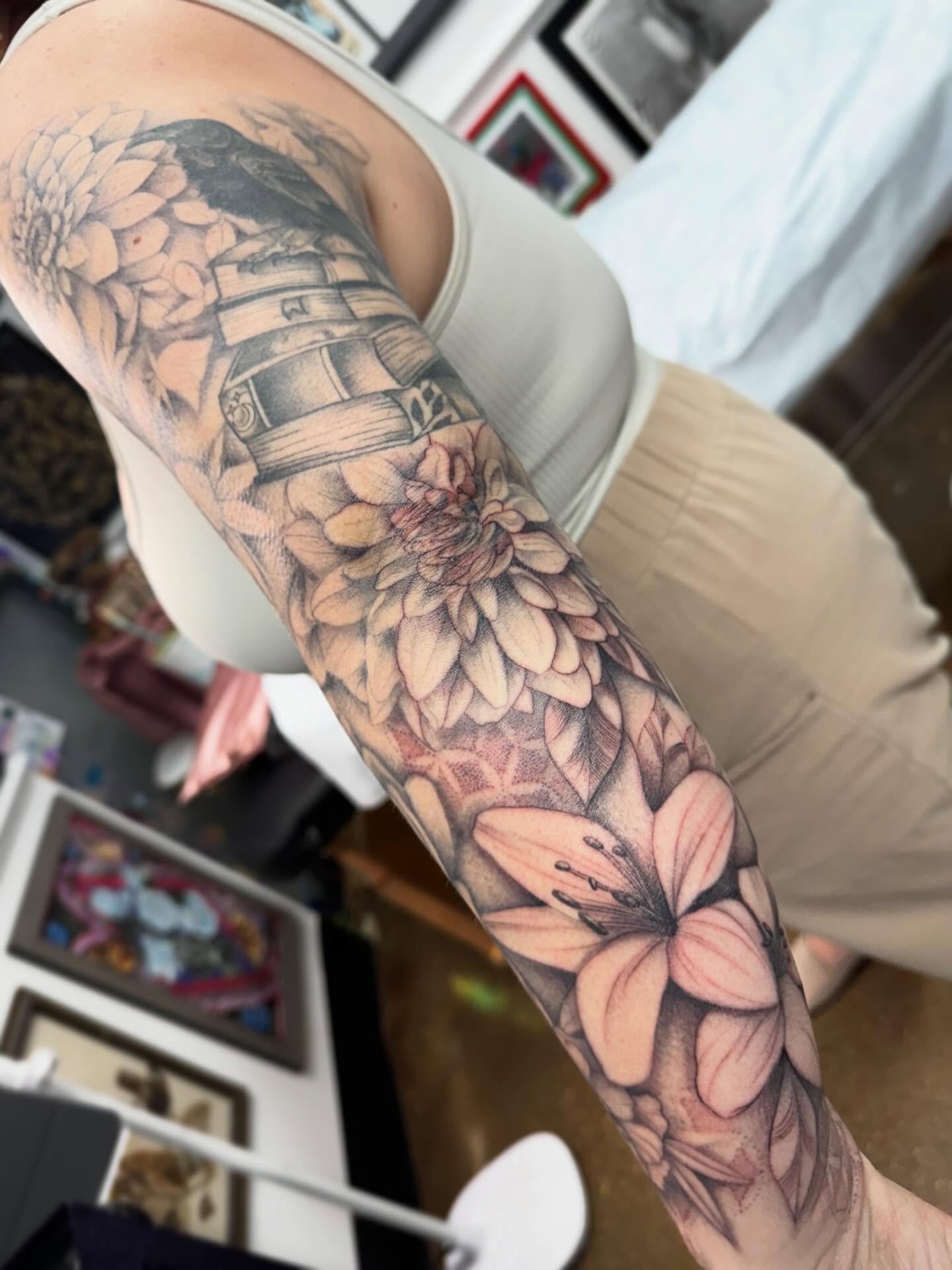 Tattoo by @annarttt — realism, dotwork