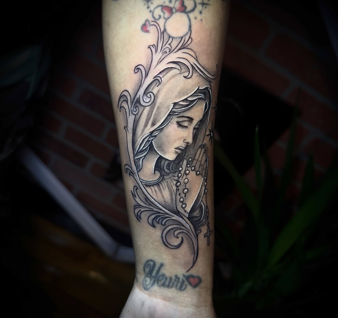 Praying virgin mary Chicano tattoo on the forearm by Andres Calvo🇺🇸🇨🇴
