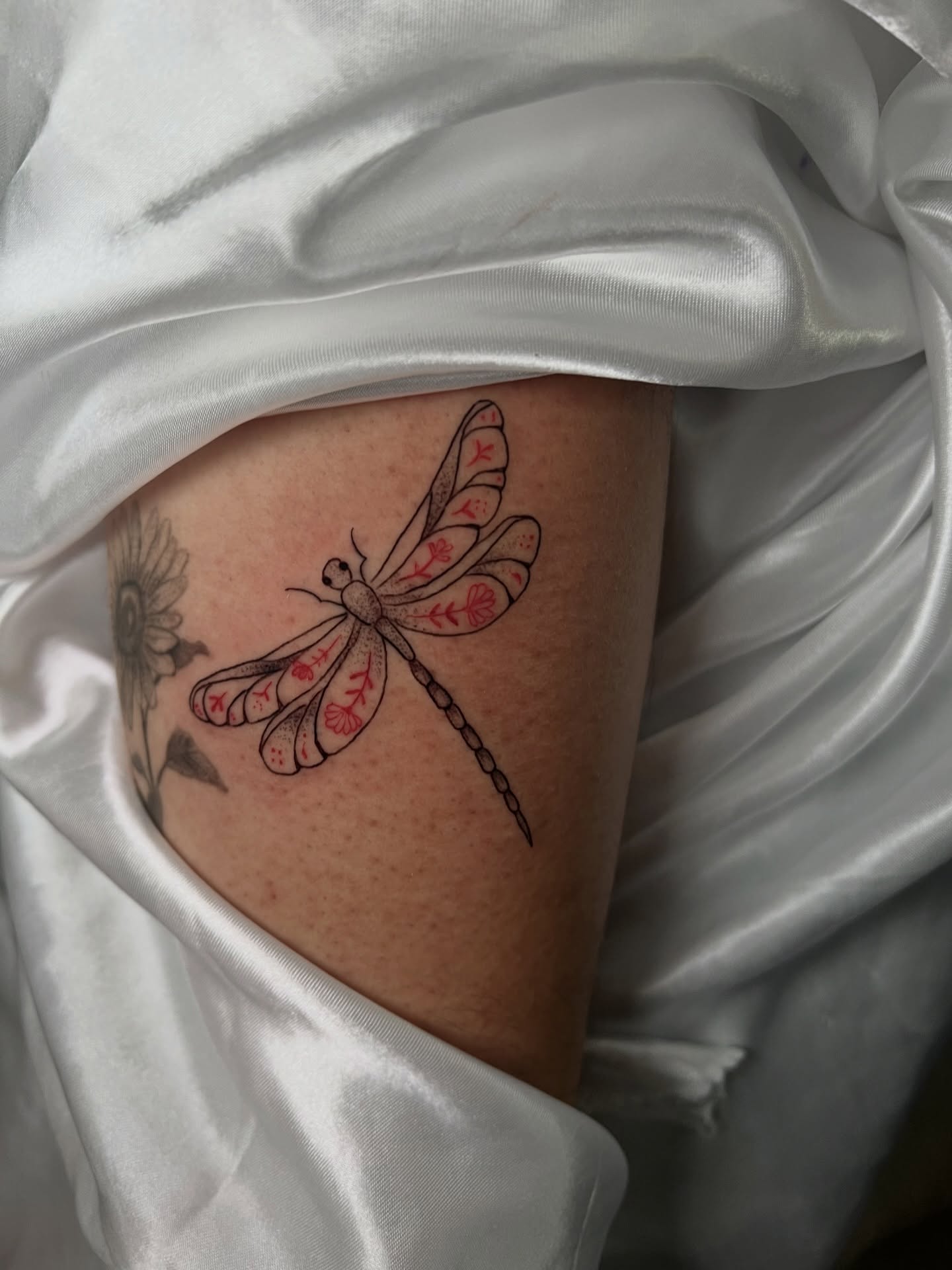 Tattoo by @yennyinktattoo β dotwork