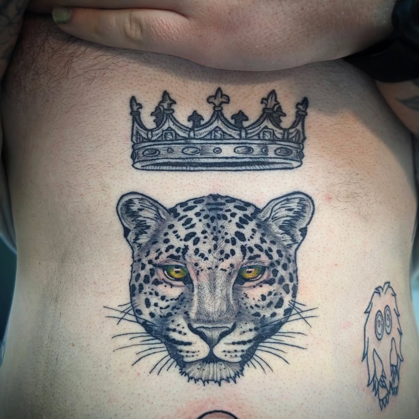 Leopard crown realism tattoo on the chest by 𝕸𝖆𝖉𝖎 (𝕸𝖆𝖉 𝕯𝖔𝖌)