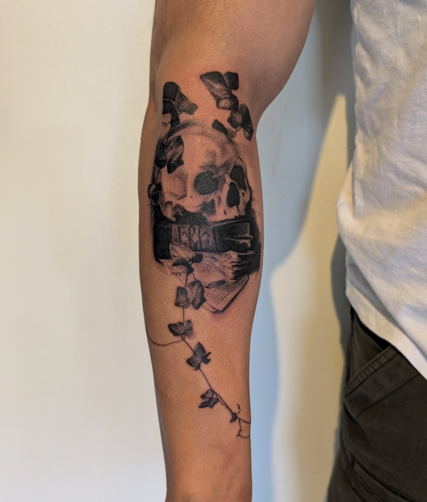 Skull with ivy realism tattoo on the forearm by Jhenn