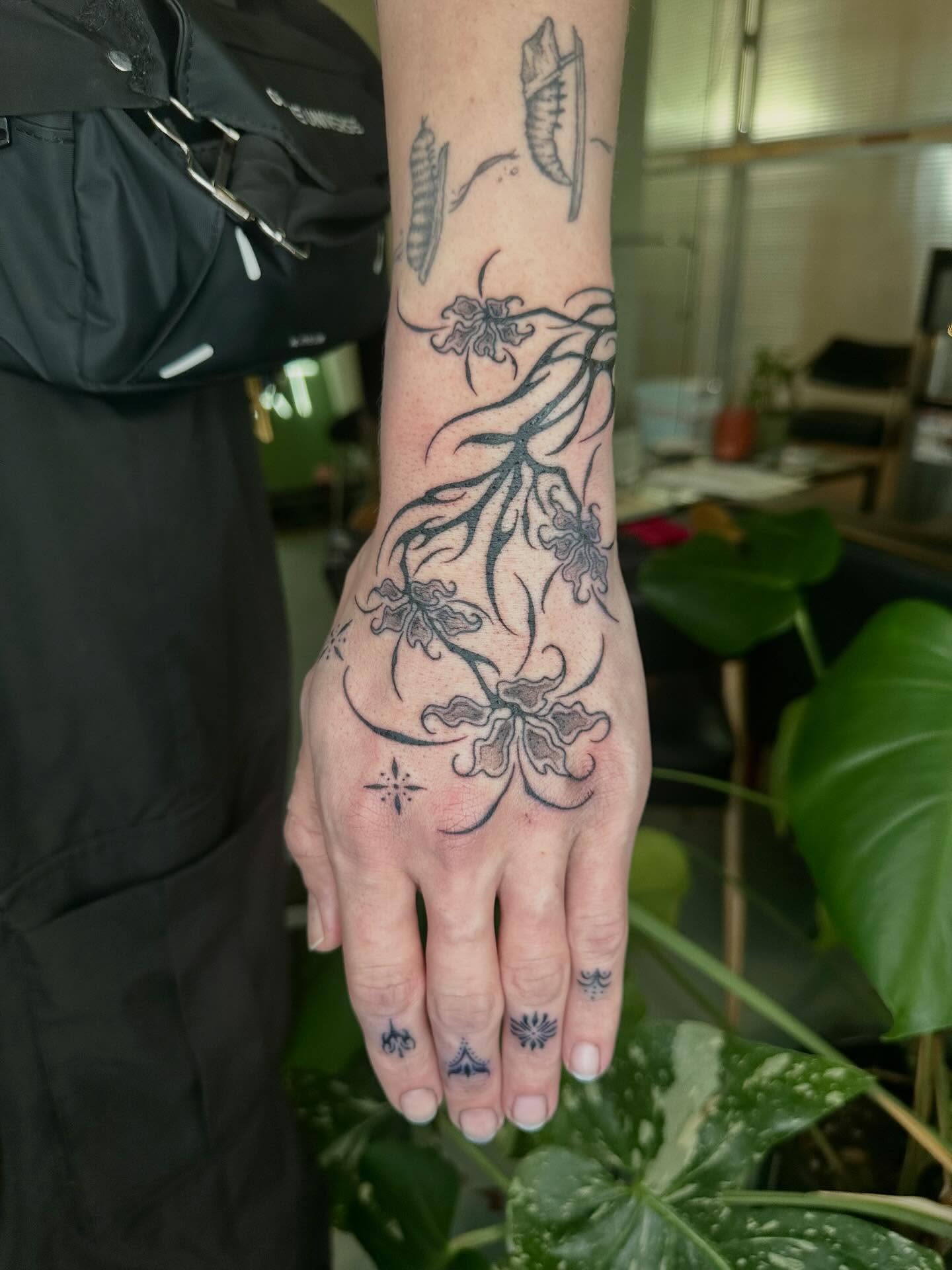 Floral vine black and grey tattoo on the hand by 𝔠𝔞𝔯𝔯𝔦𝔢