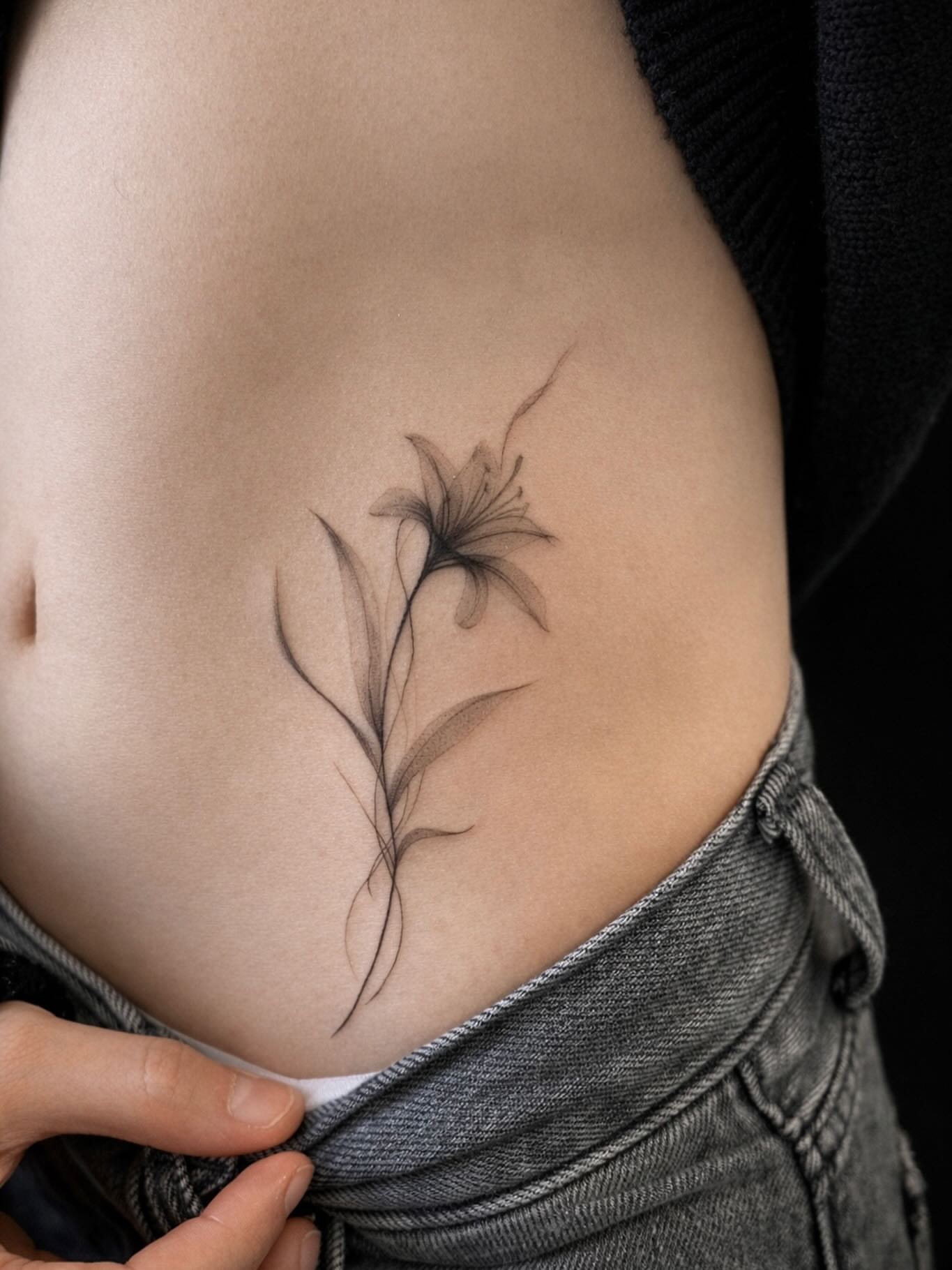Lily black and grey tattoo on the ribs by David H.