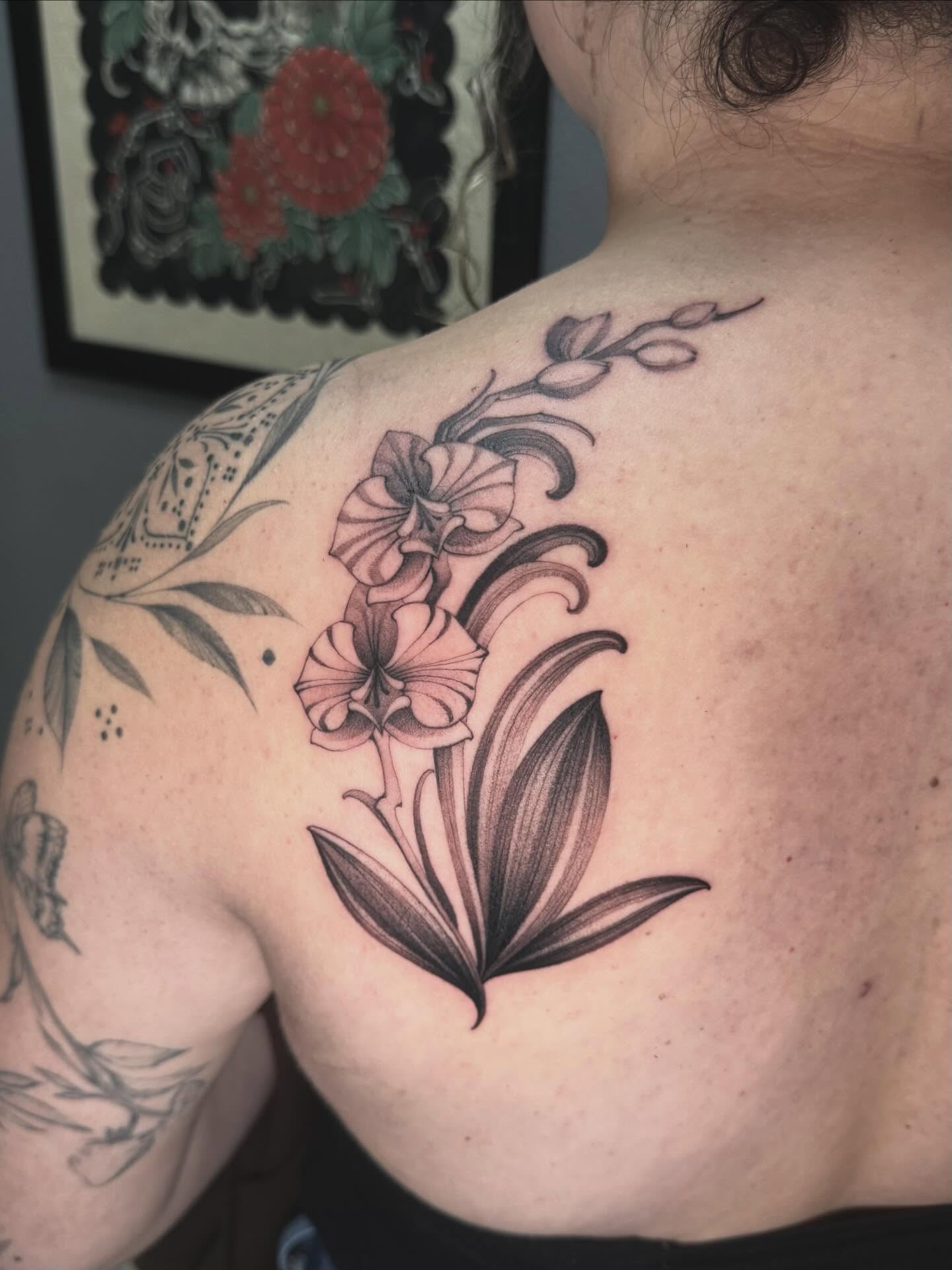 Flowers black and grey tattoo on the shoulder by ᴋᴀᴛᴇ ᯽ ᴘᴀᴄɪᴏᴛᴛɪ