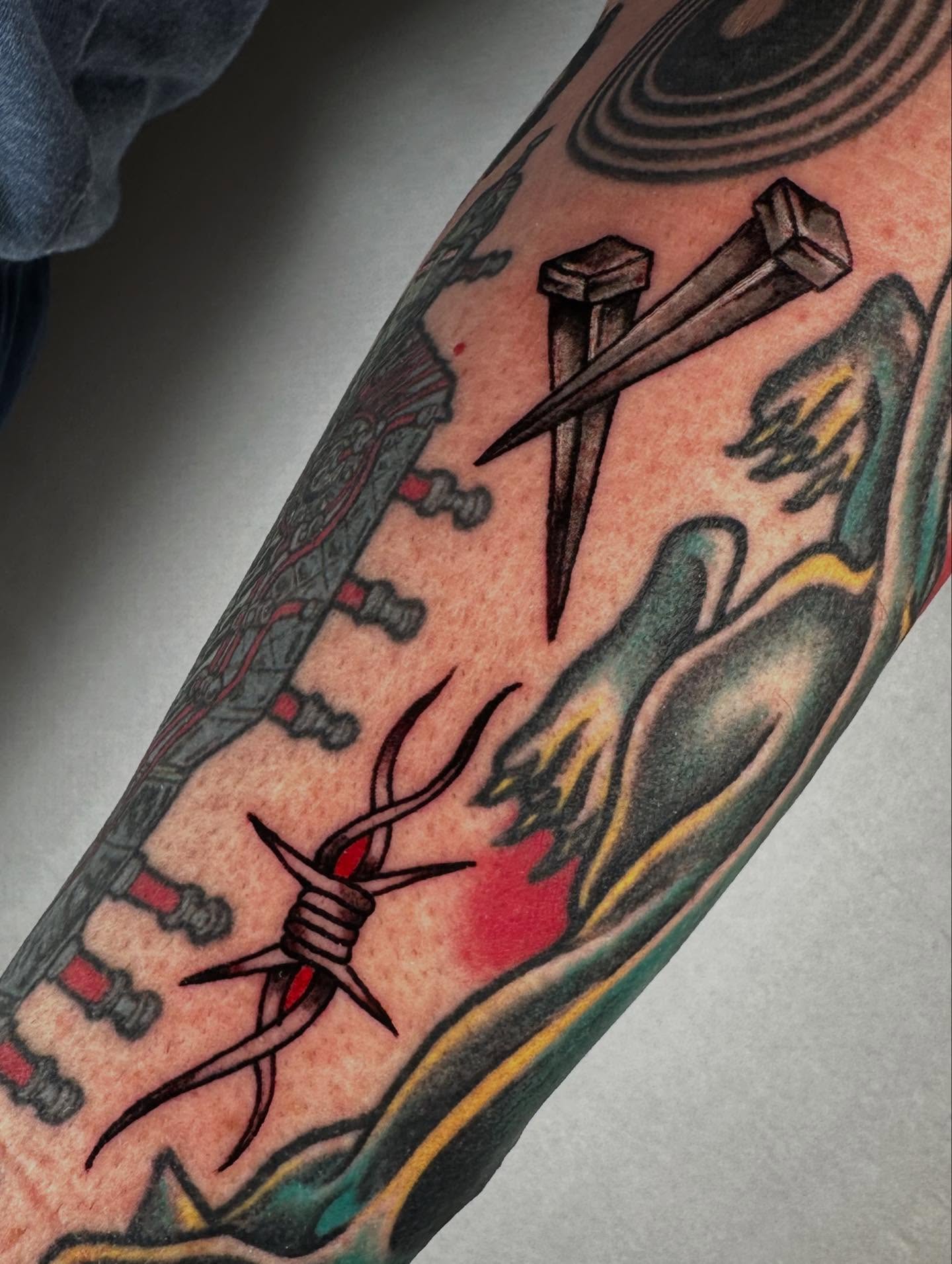 Barbed wire American traditional tattoo on the forearm by Marta La Jirafa