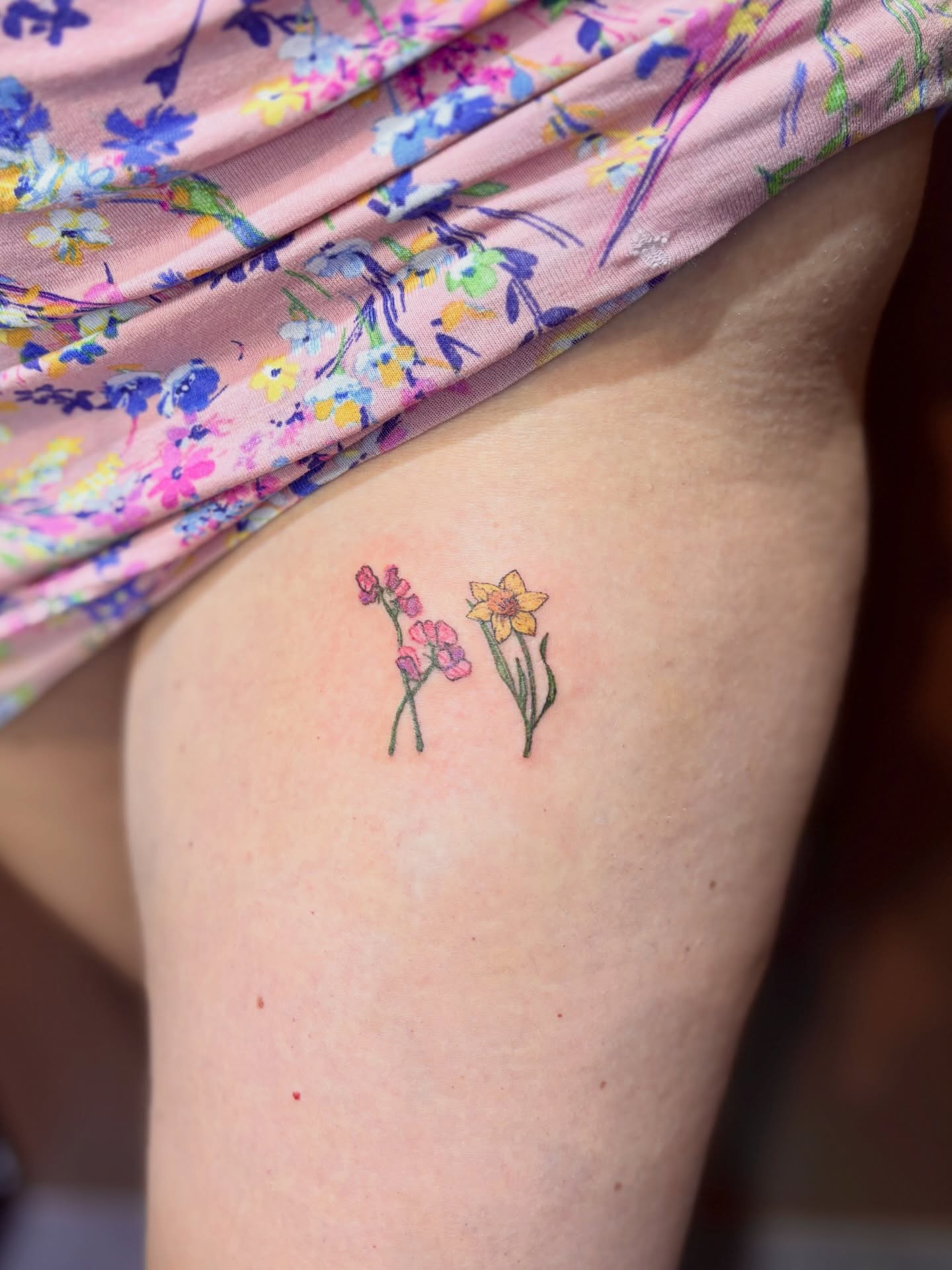 Flowers dotwork tattoo on the thigh by Rami, Maden🇰🇷