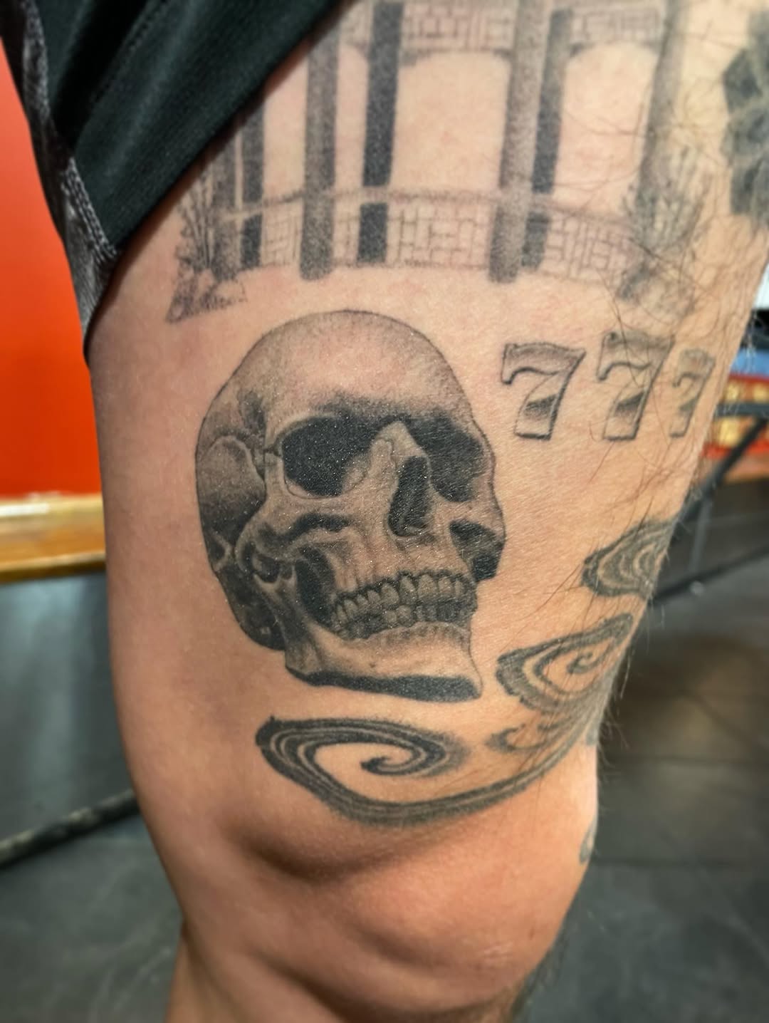Skull and architectural elements realism tattoo on the thigh by Jesus A.