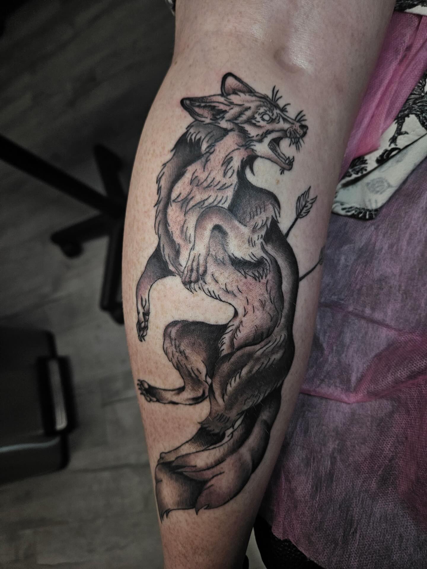 Wolf black and grey tattoo on the thigh by Ari🖤