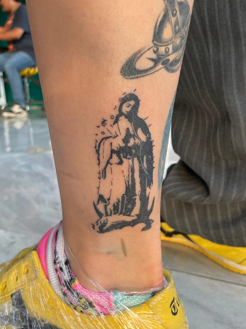 Tattoo by @yyiizzuuzz — black_and_grey