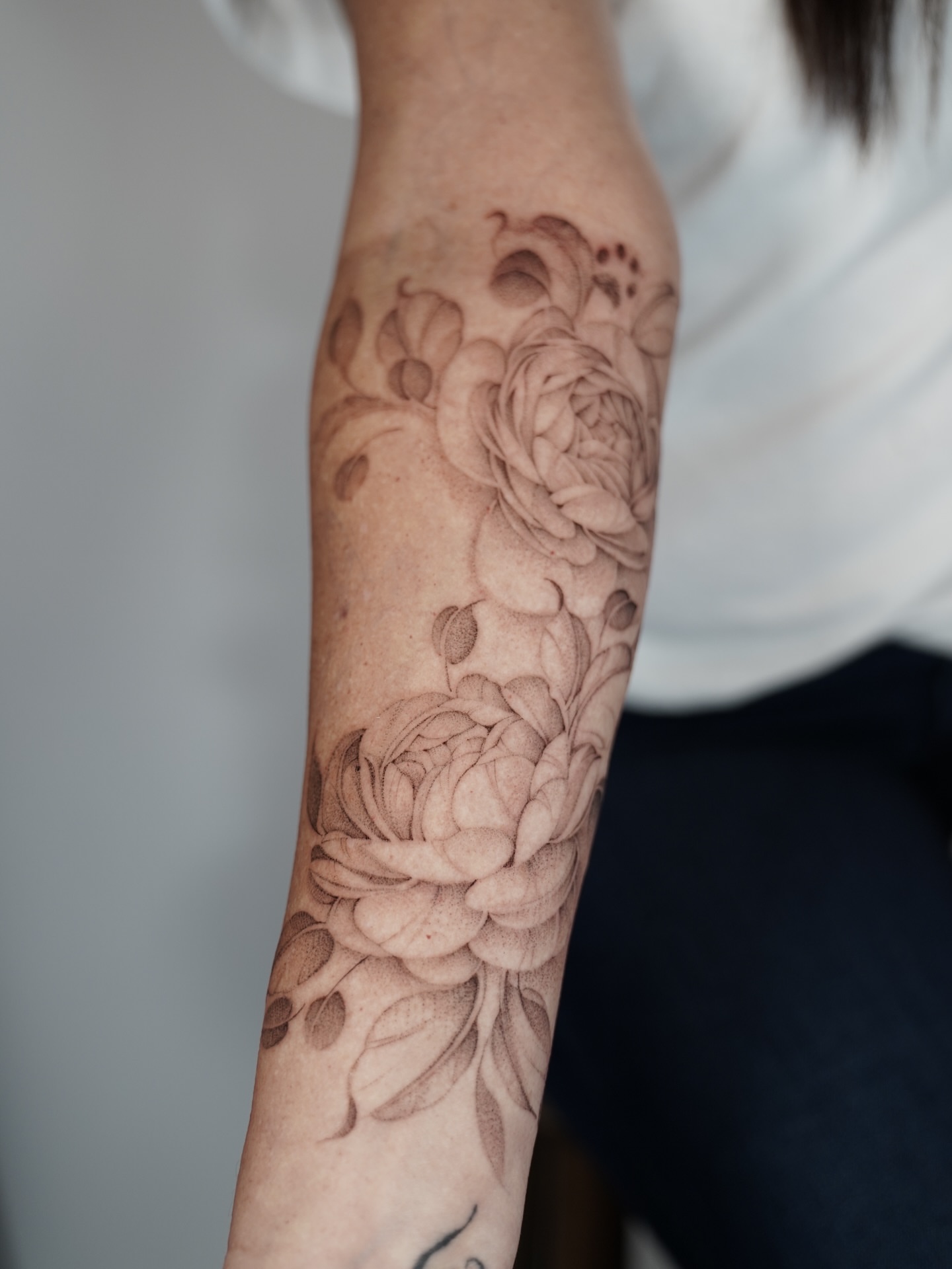 Floral bouquet black and grey tattoo on the forearm by Bel Fernandez