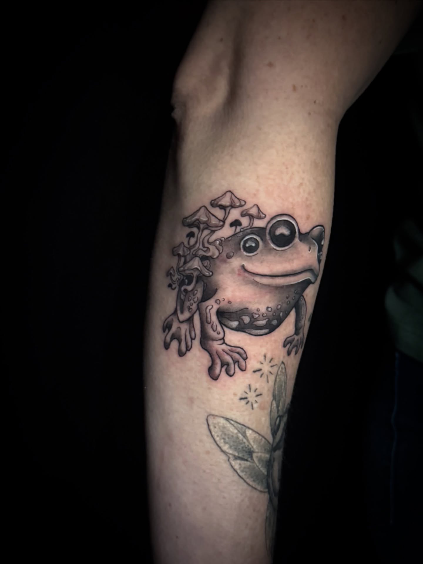 Frog black and grey tattoo on the forearm by M A D I E I N S P A N I E R π¦ tattoos