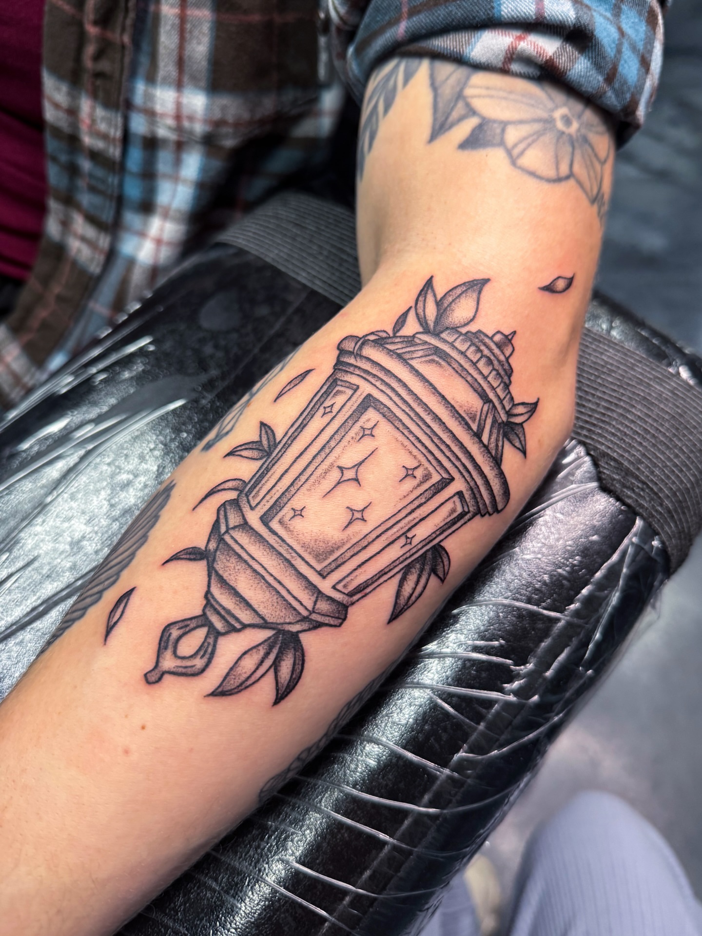 Lantern with stars black and grey tattoo on the forearm by Marie Amor🌙