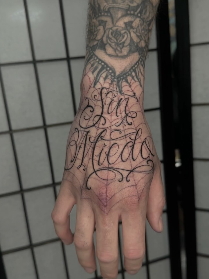 Sin Miedo lettering script tattoo on the hand by jordyn ๐ญ