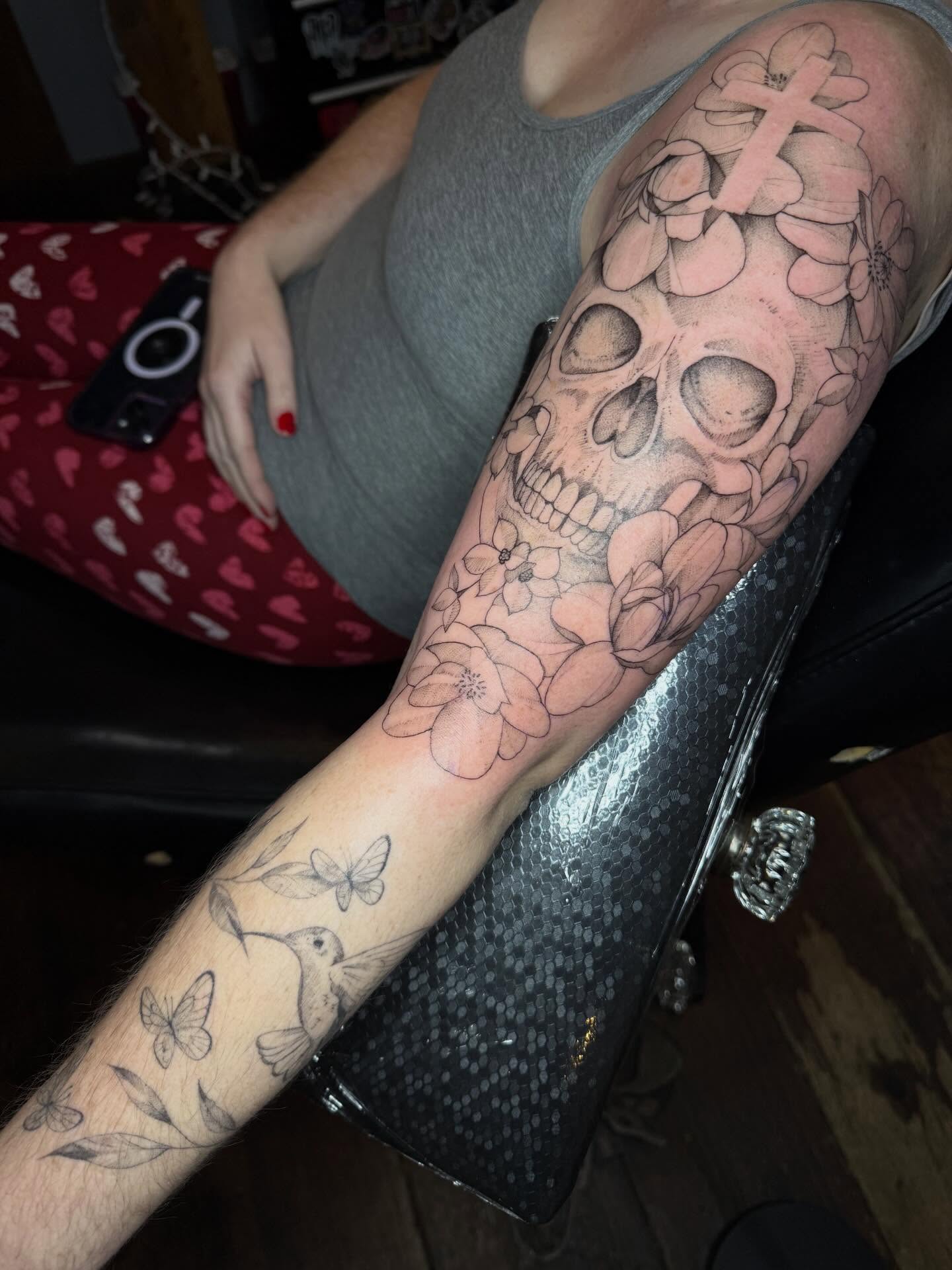 Skull with flowers black and grey tattoo on the forearm by Michela's Tattoo's