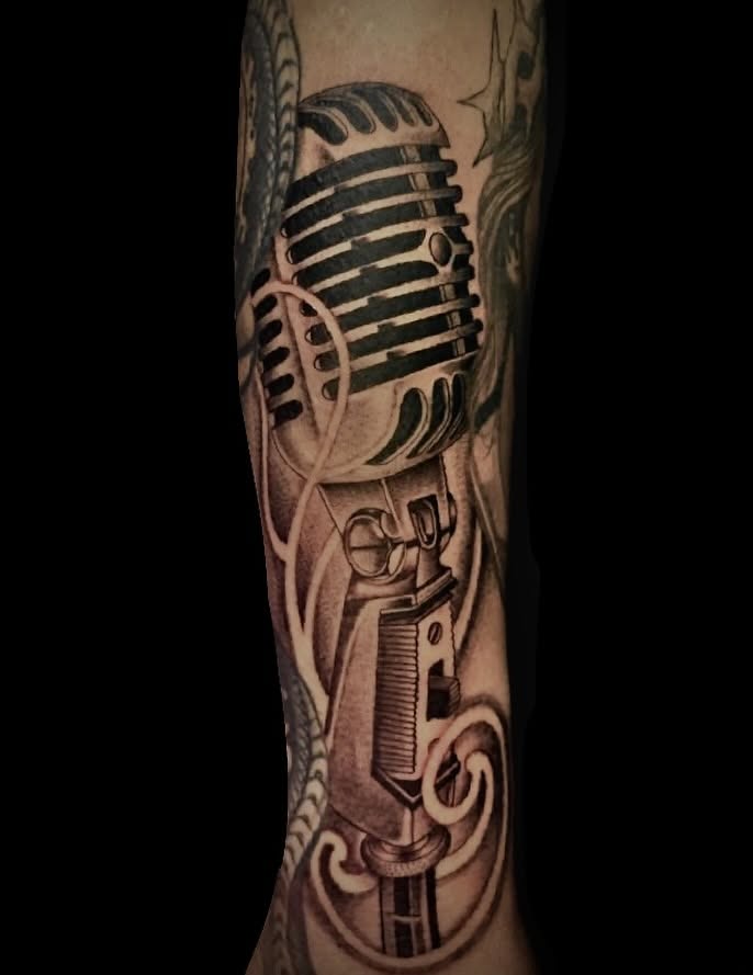 Microphone realism tattoo on the forearm by Gessel Leticia Enriquez