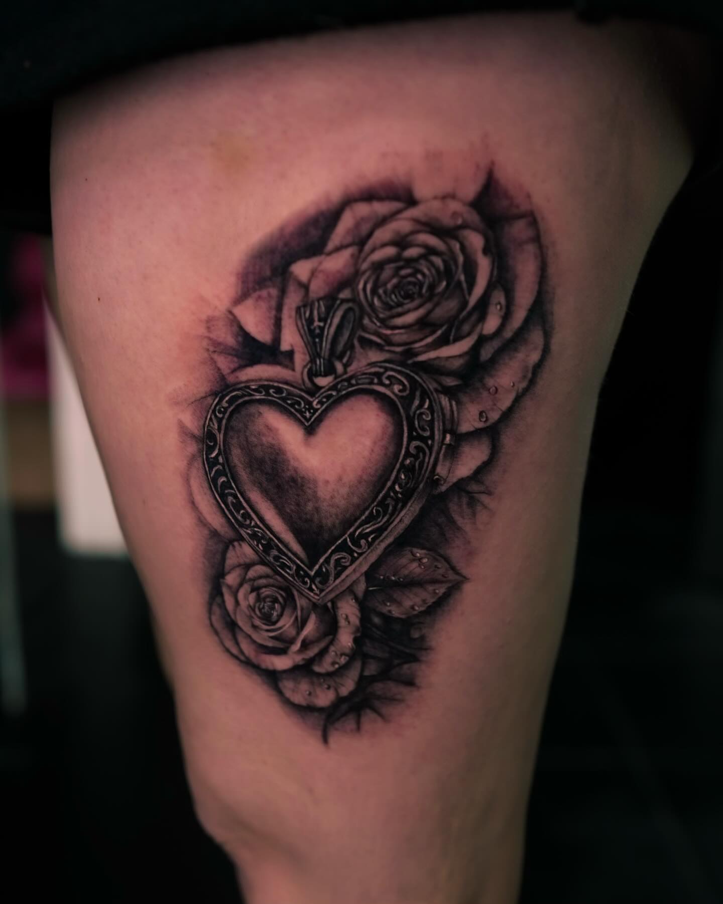 Heart and roses realism tattoo on the thigh by Rachel