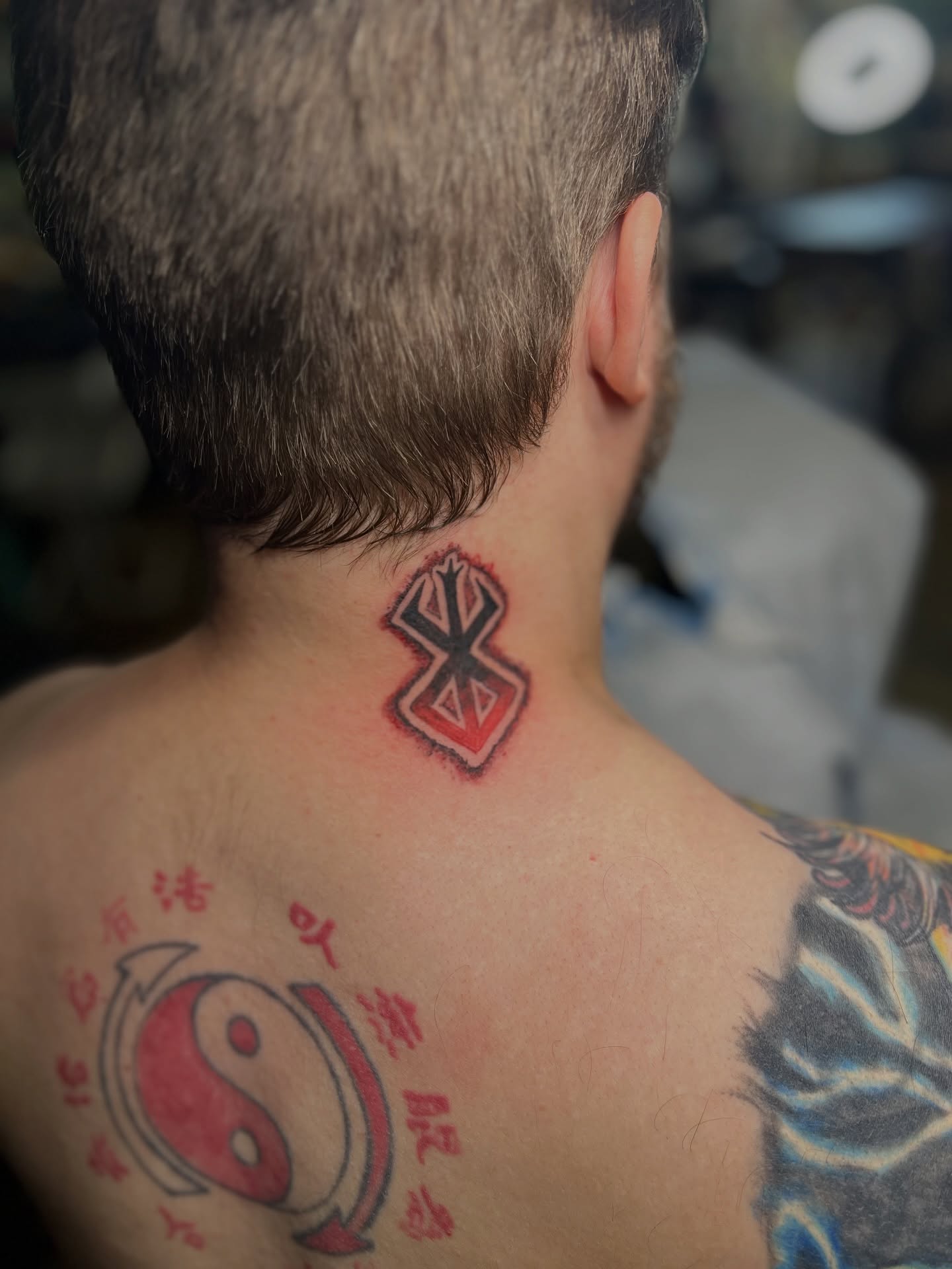 Yin-yang symbol geometric tattoo on the back by Alex Santaloci
