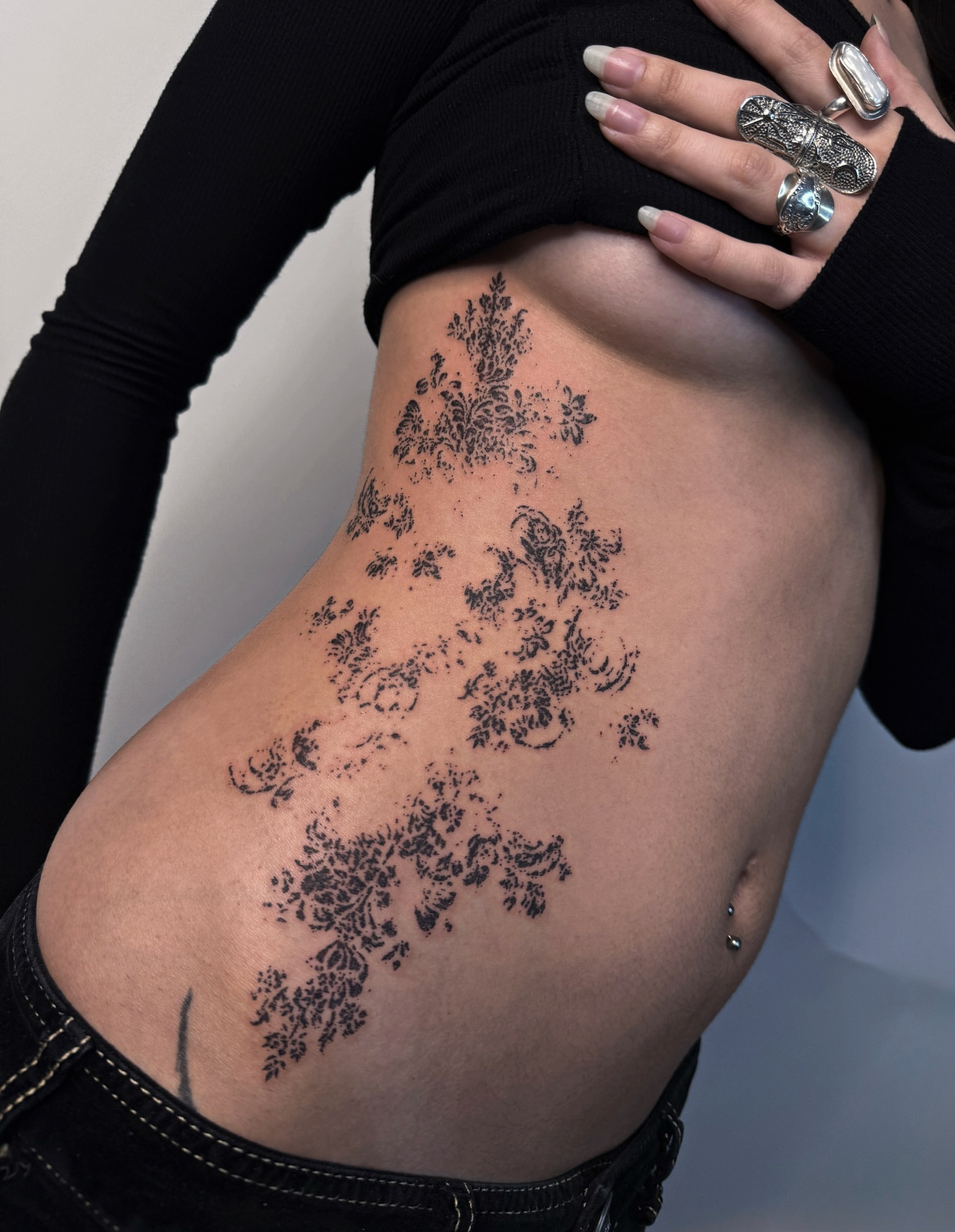 Floral pattern black and grey tattoo on the thigh by Penelope