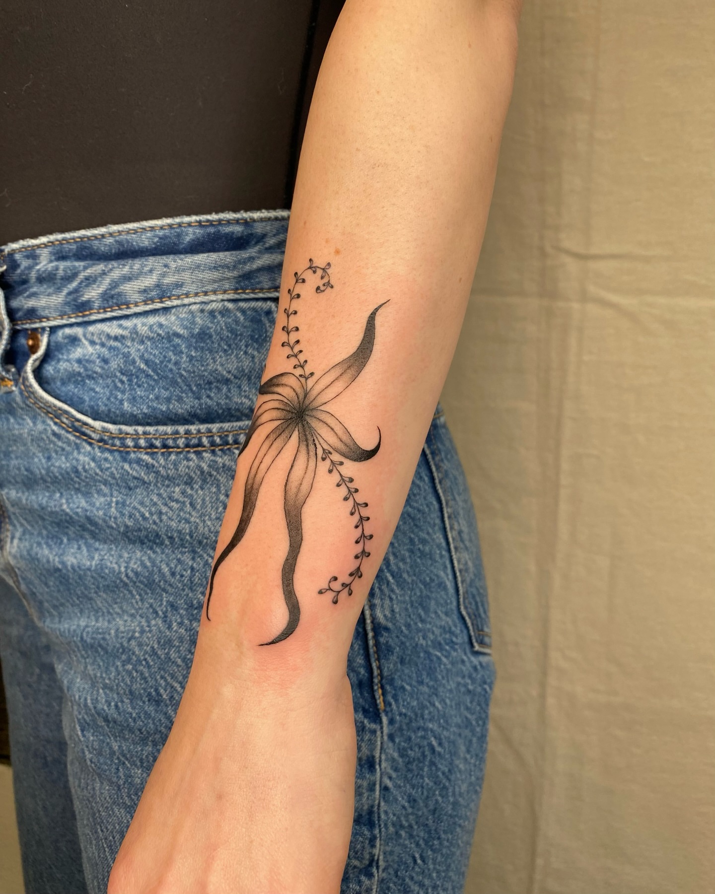 Tattoo by @sashinkatattoo β black_and_grey