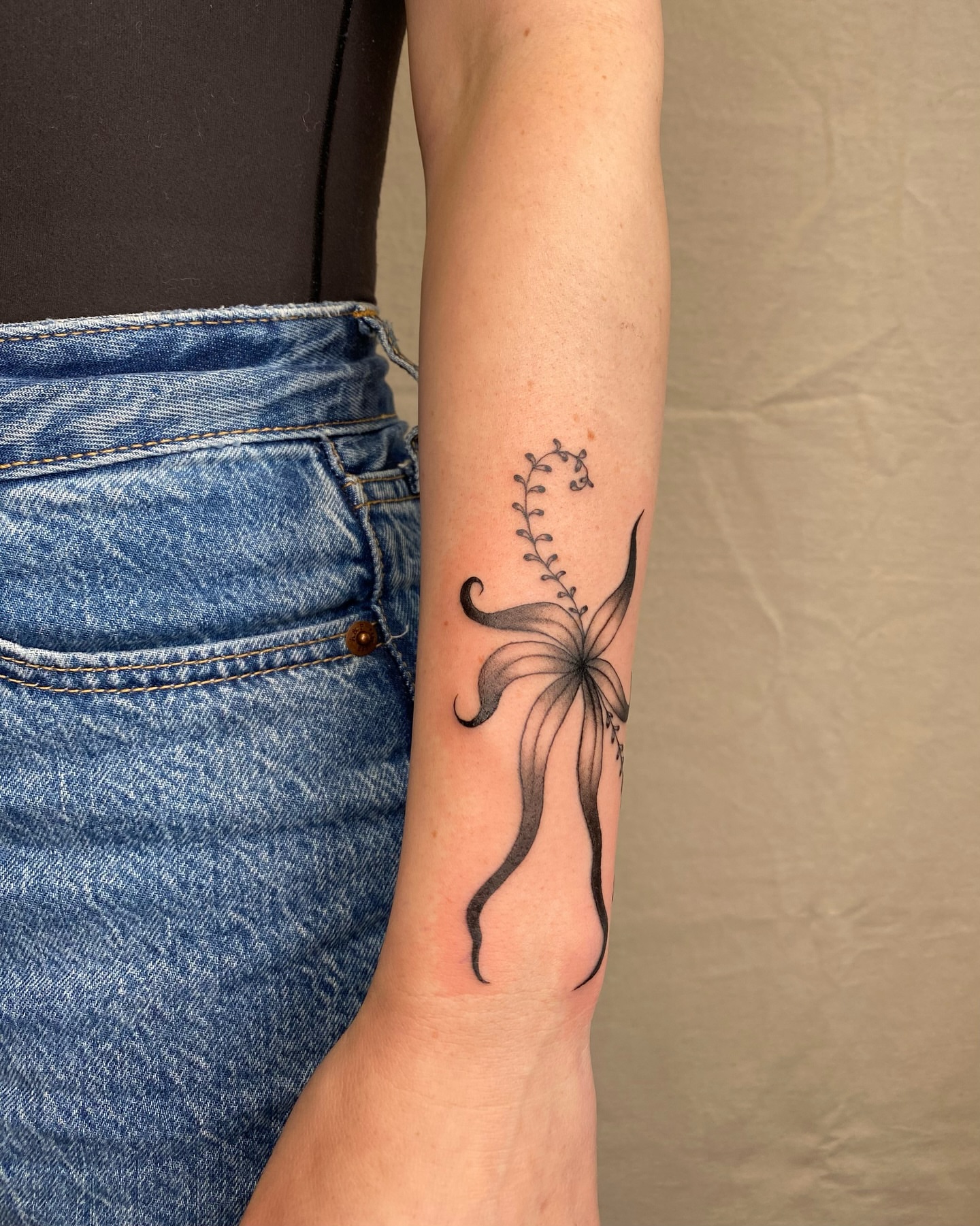Tattoo by @sashinkatattoo β black_and_grey