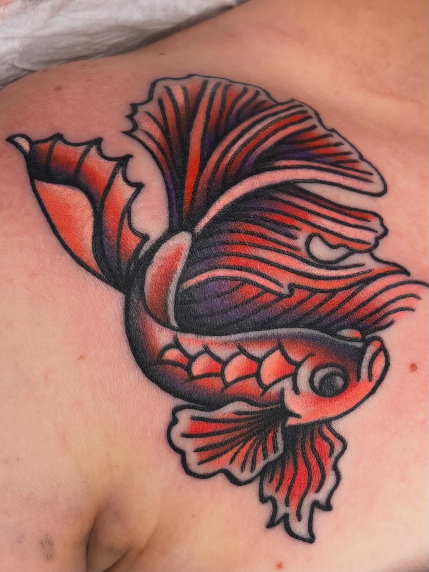 Koi fish American traditional tattoo on the shoulder by ๐๐๐ฏ๐ข๐ซ