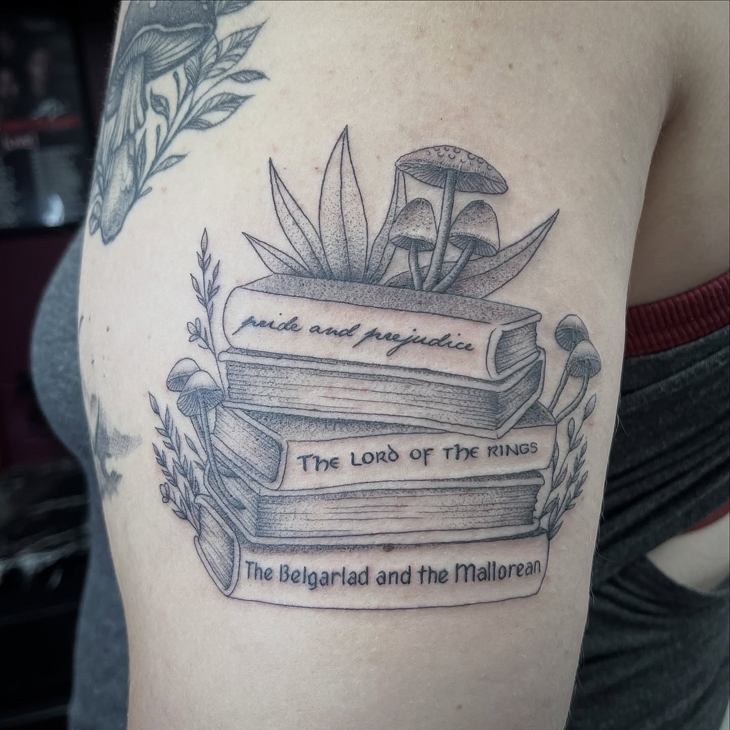 Stack of books realism tattoo on the thigh by Kelli Donegan ๐ท