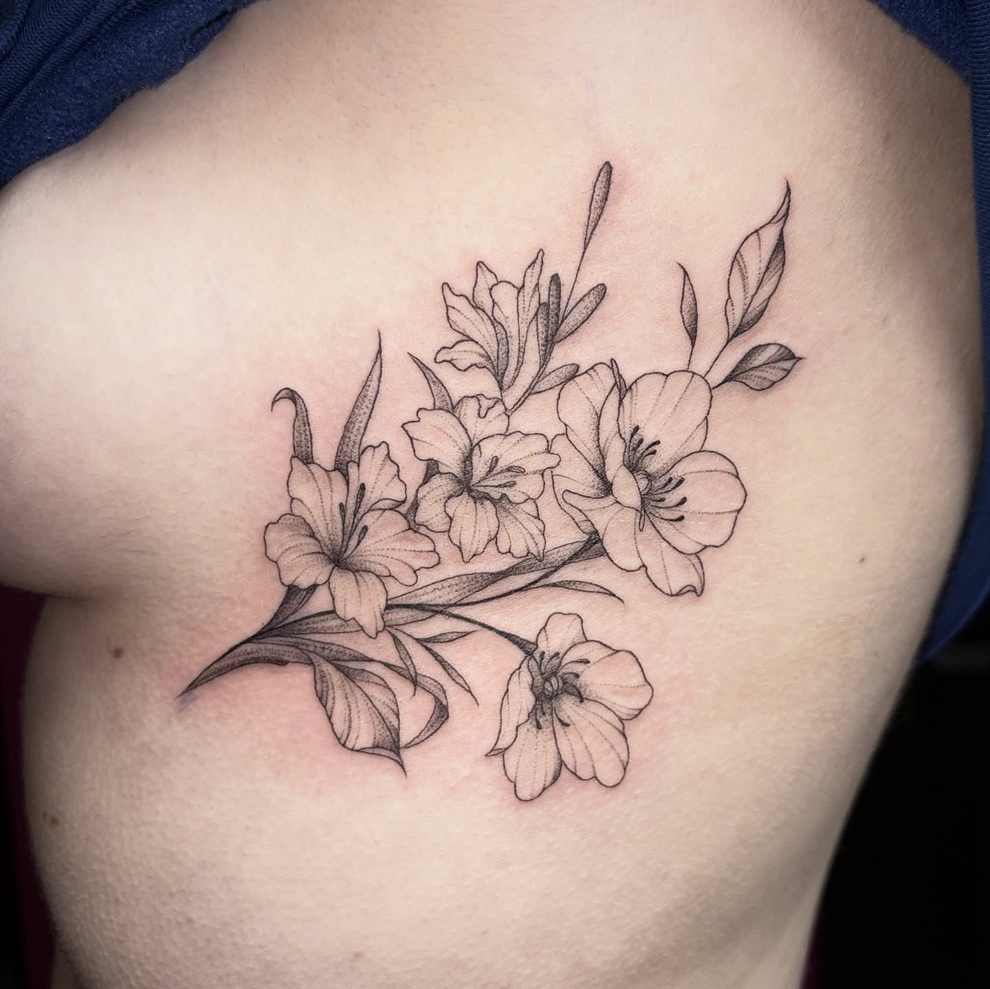 Flowers black and grey tattoo on the ribs by Kelli Donegan ๐ท
