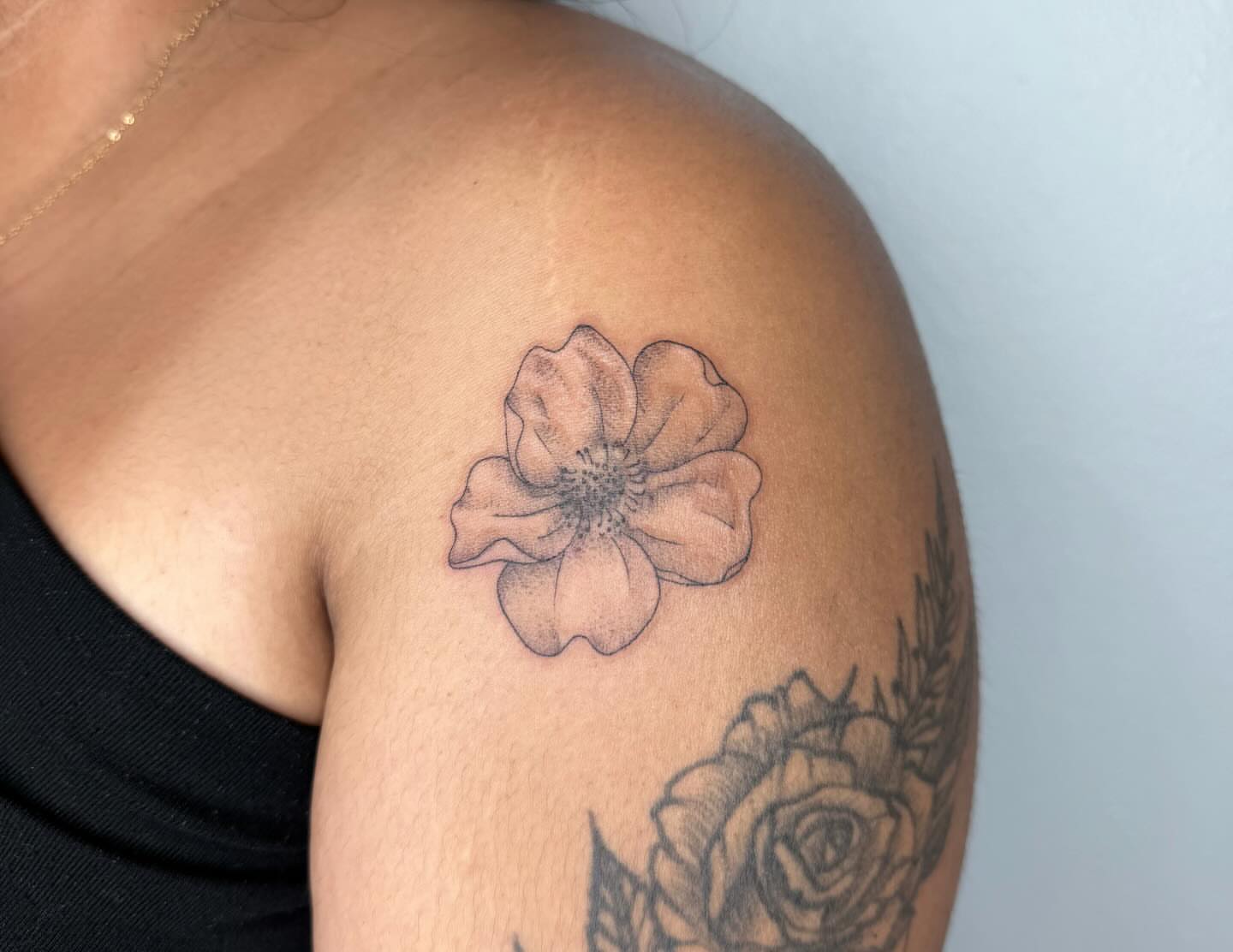 Flower black and grey tattoo on the shoulder by Priscila - HAWAII TATTOO