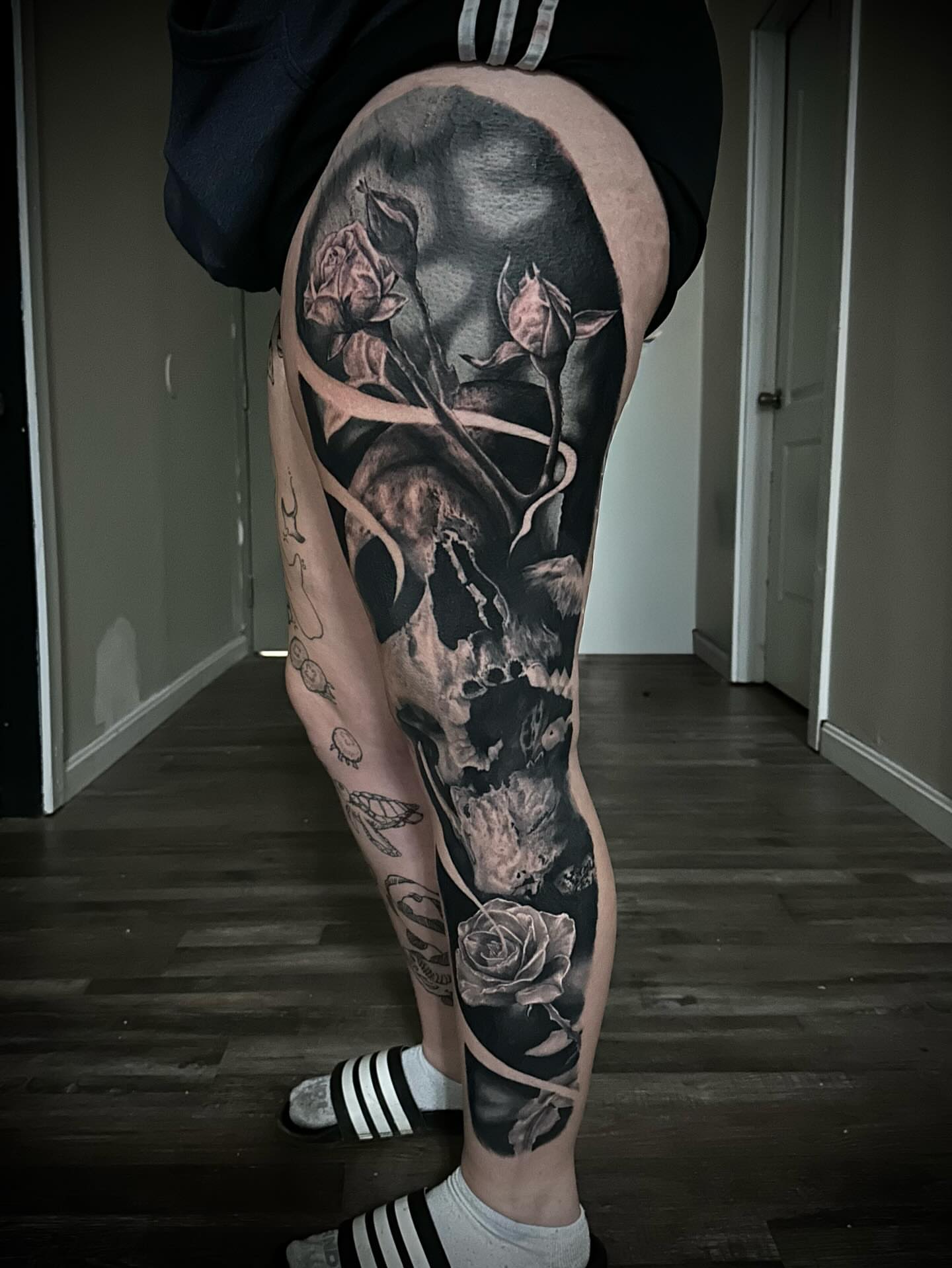 Skull and roses realism tattoo on the thigh by Neil5one3