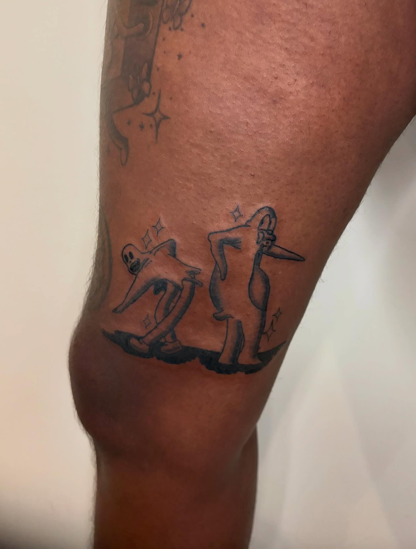 Skull and cat black and grey tattoo on the thigh by Fin :