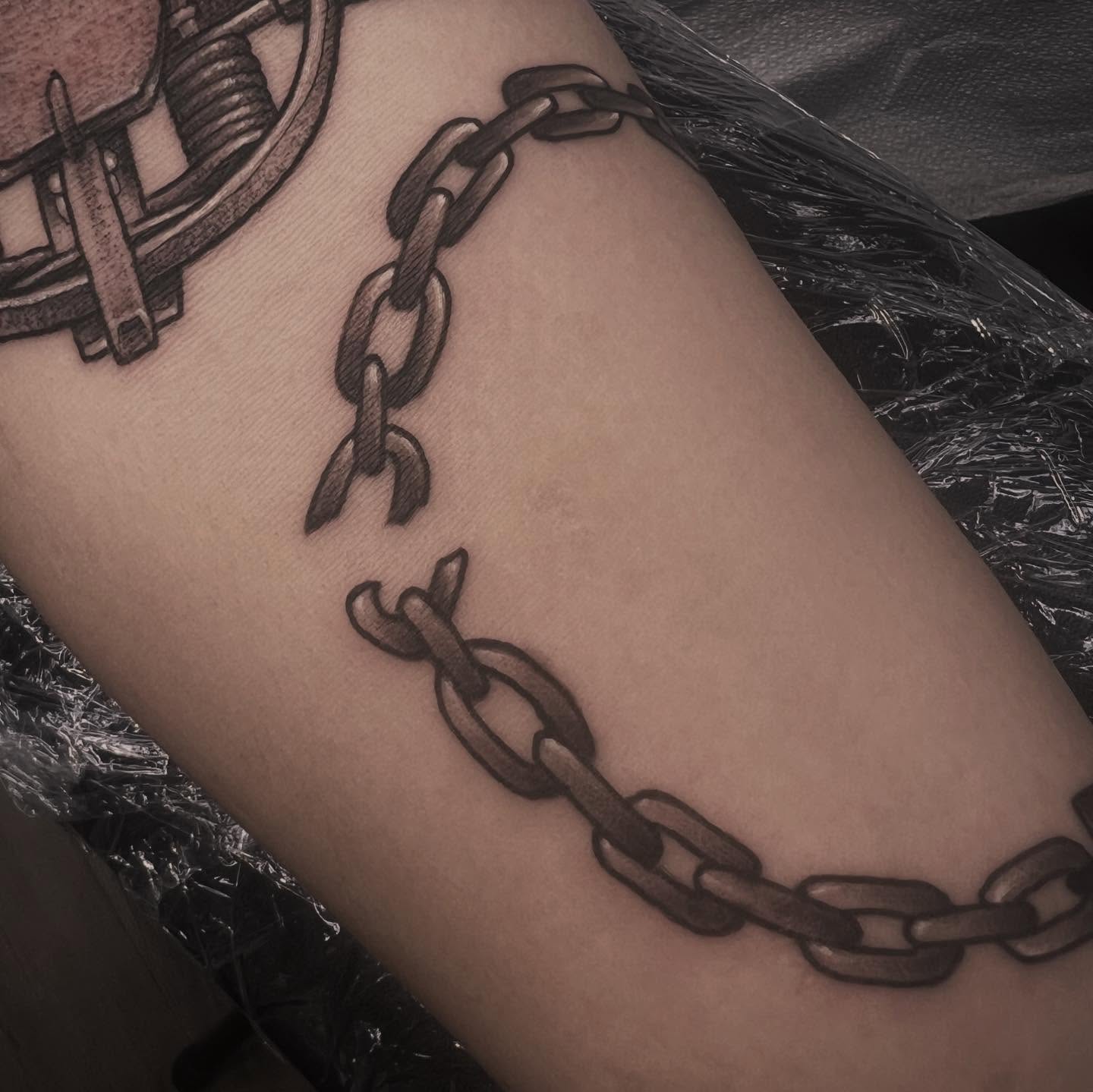 Chain black and grey tattoo on the forearm by Sarah Foltz