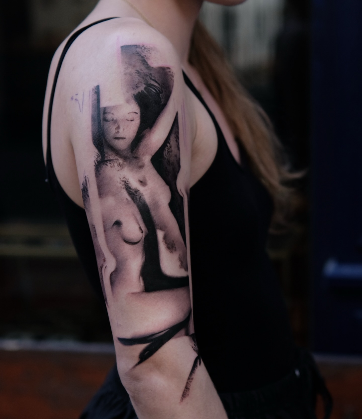 Nude female figure realism tattoo on the upper arm by 𝐌𝐀𝐊𝐒𝐈𝐌 𝐏𝐀𝐓𝐑𝐈𝐂𝐊