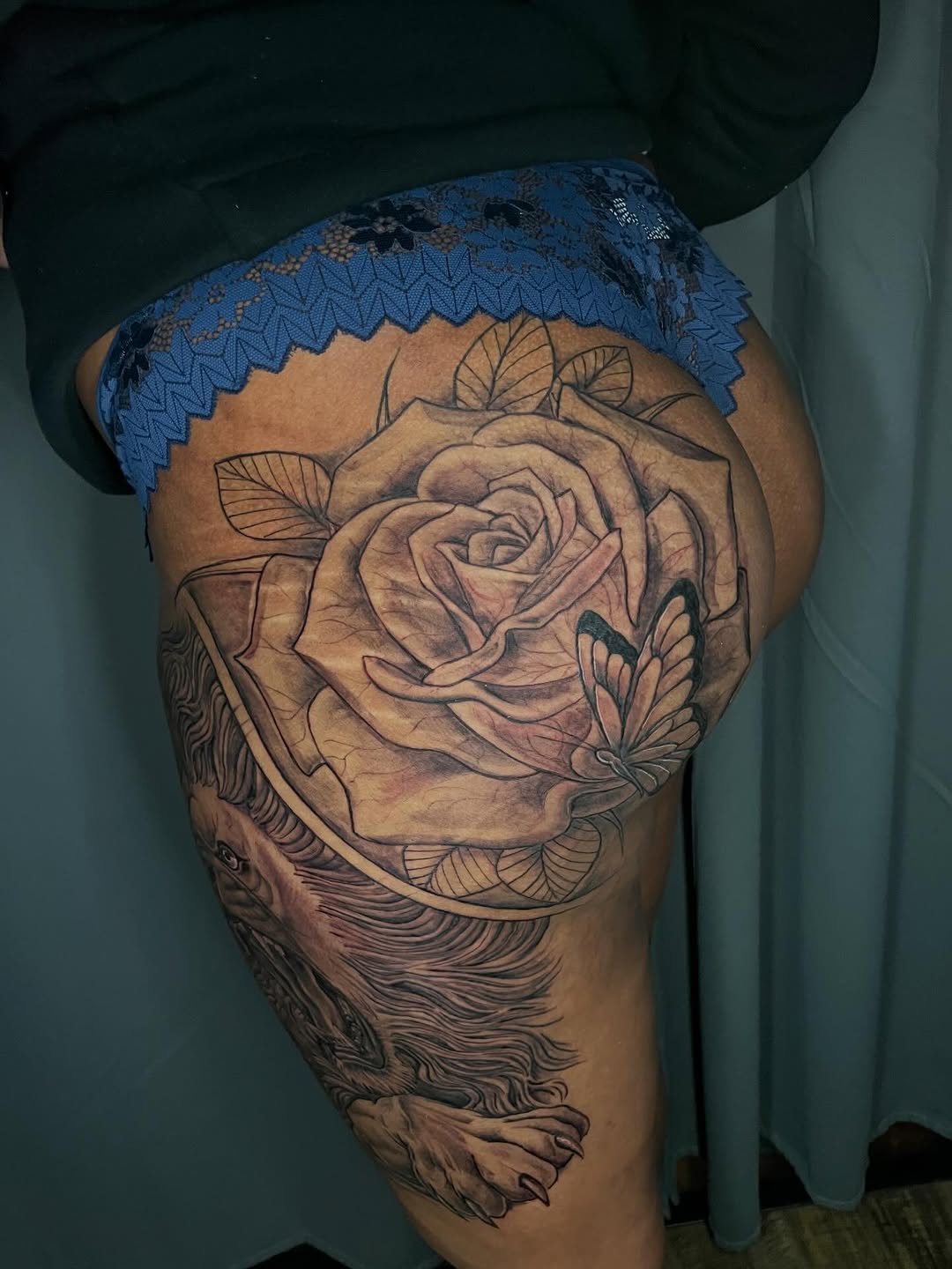 Rose and lion neo-traditional tattoo on the thigh by Jakobi