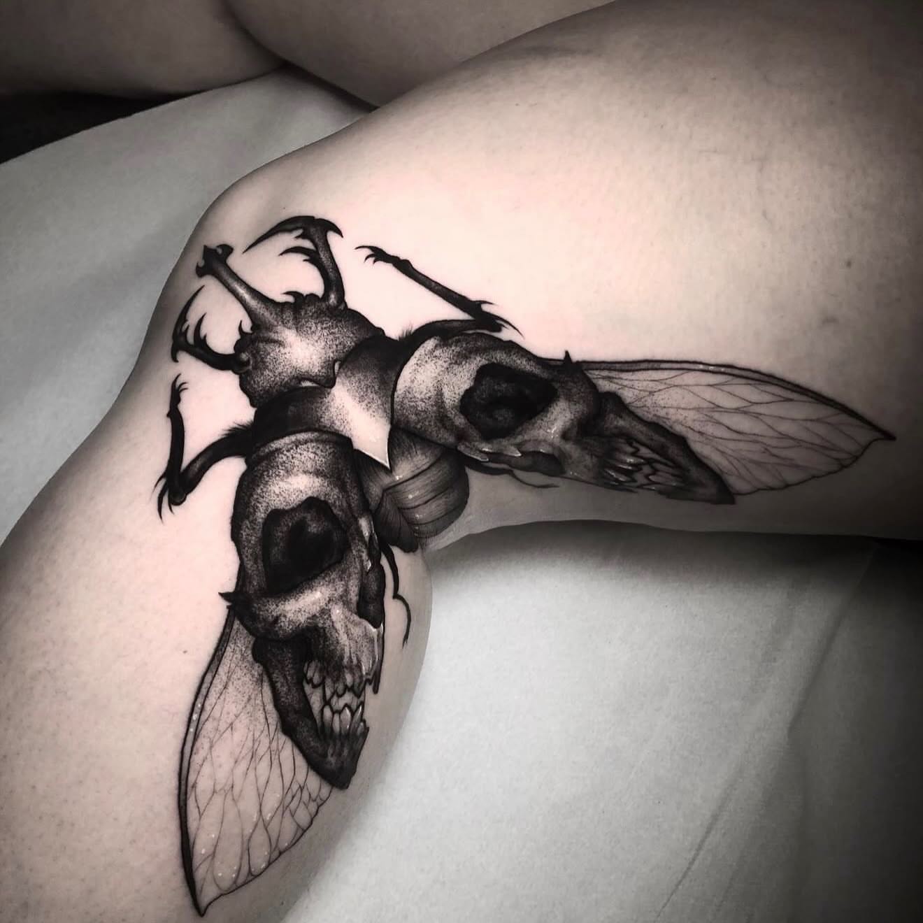 Skull and insect realism tattoo on the thigh by Xavi Xiva TATTOO
